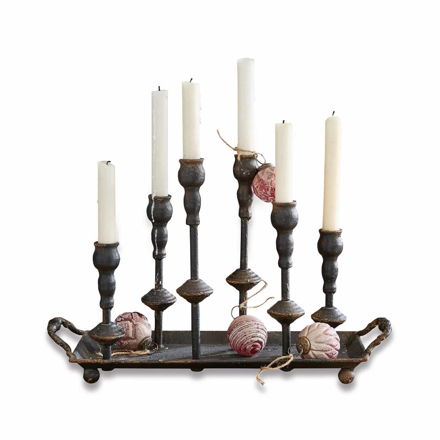 Bougeoirs Aisa Bougeoir en métal noir avec bougies blanches et décorations rouges sur plateau décoratif