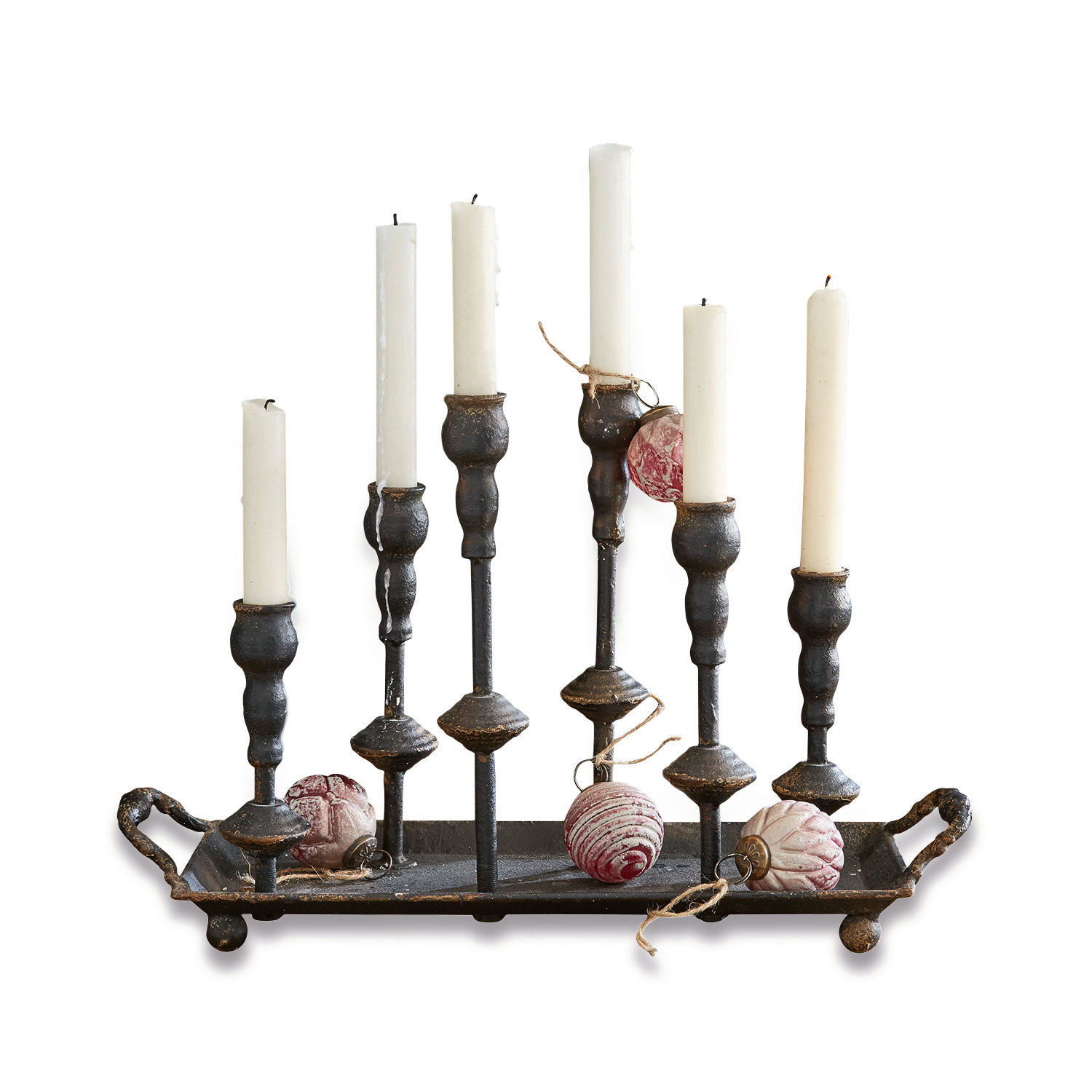 Bougeoirs Aisa Bougeoir en métal noir avec bougies blanches et décorations rouges sur plateau décoratif