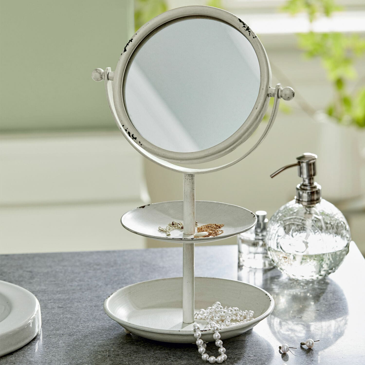 Miroir de maquillage Elsa Miroir sur pied en métal blanc avec deux plateaux pour bijoux, parfait pour salle de bain ou coiffeuse