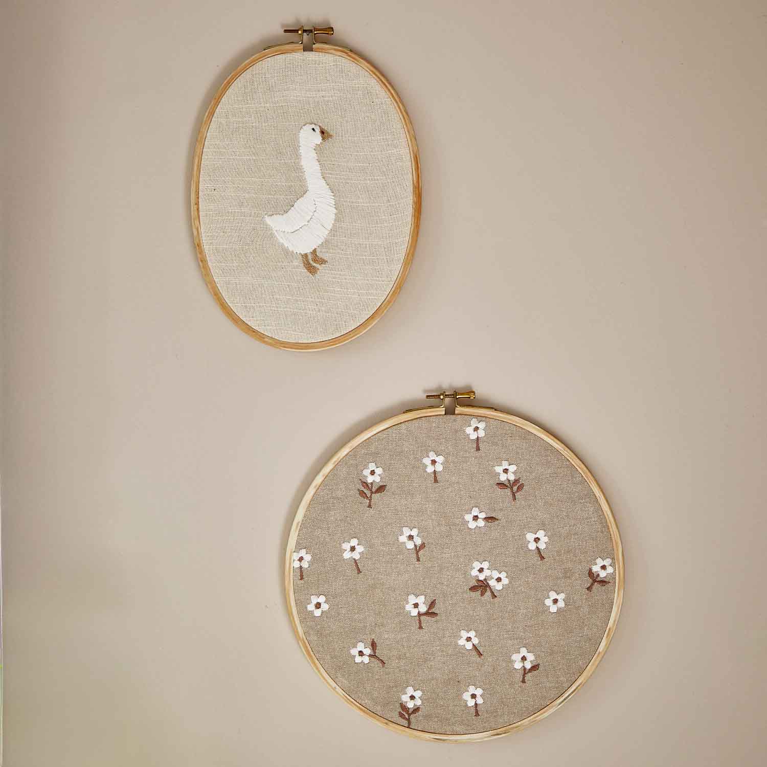 Deux cercles à broder en lin naturel avec motif oie blanche et fleurs, décoration murale