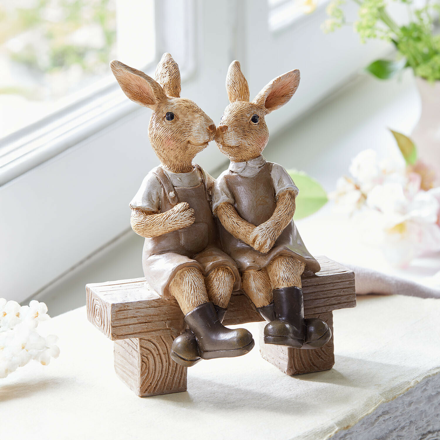 Lapins Faylin Figurines de deux lapins en résine vêtus de marron assis sur un banc en bois décoratif