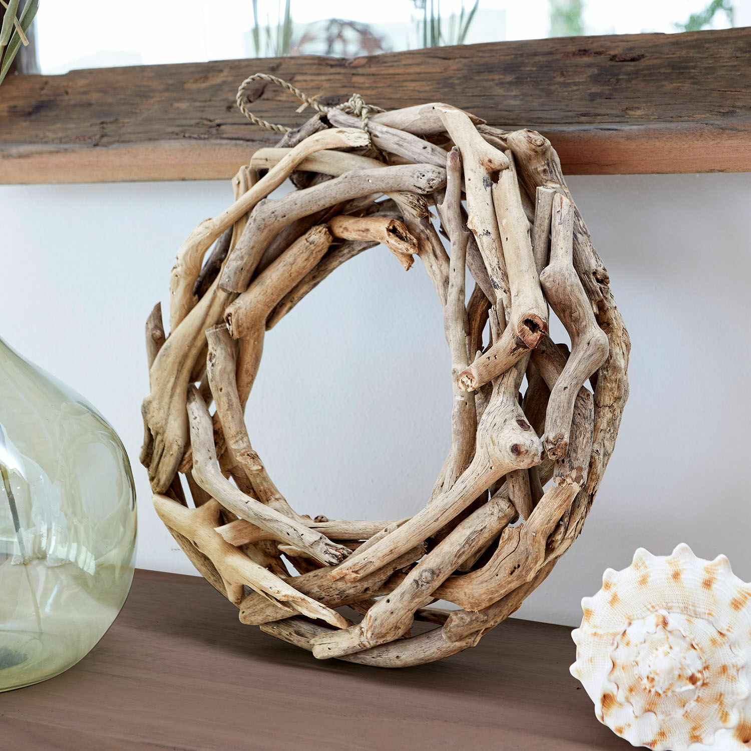 Couronne Birdum Couronne ronde en bois flotté naturel posée sur une table décorative dans un style rustique