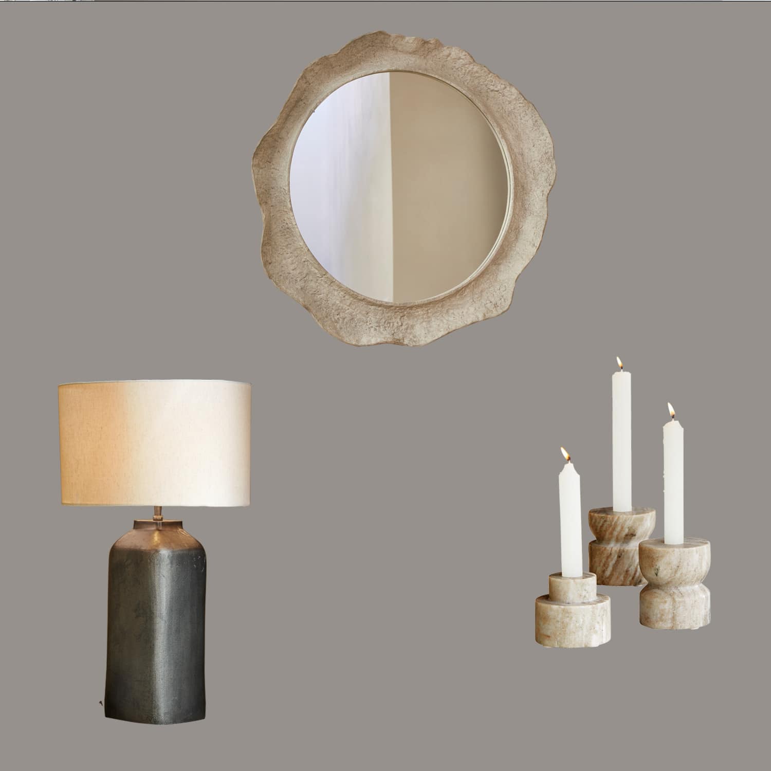 Lampe de table avec base en céramique noire et abat-jour beige, miroir rond en pierre et ensemble de bougeoirs en pierre