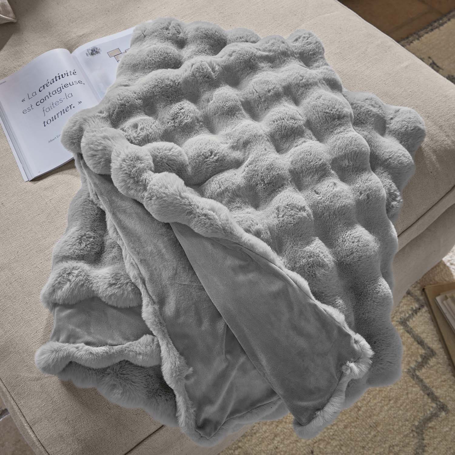 Plaid gris doux avec motif en fausse fourrure et envers velours pour un intérieur chaleureux
