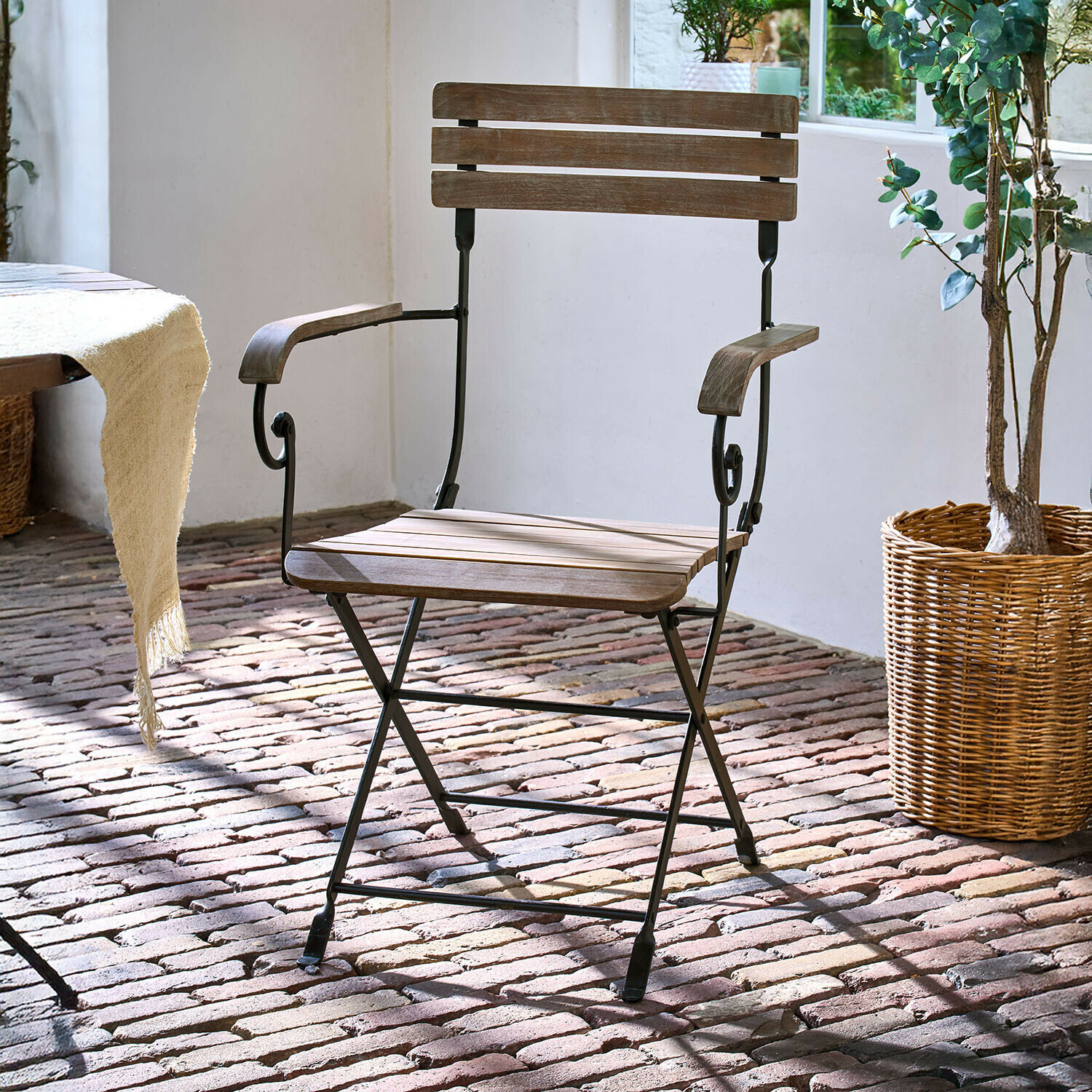 Chaise Arémont Chaise de jardin en bois et métal couleur naturelle, parfaite pour une terrasse ou un balcon cosy