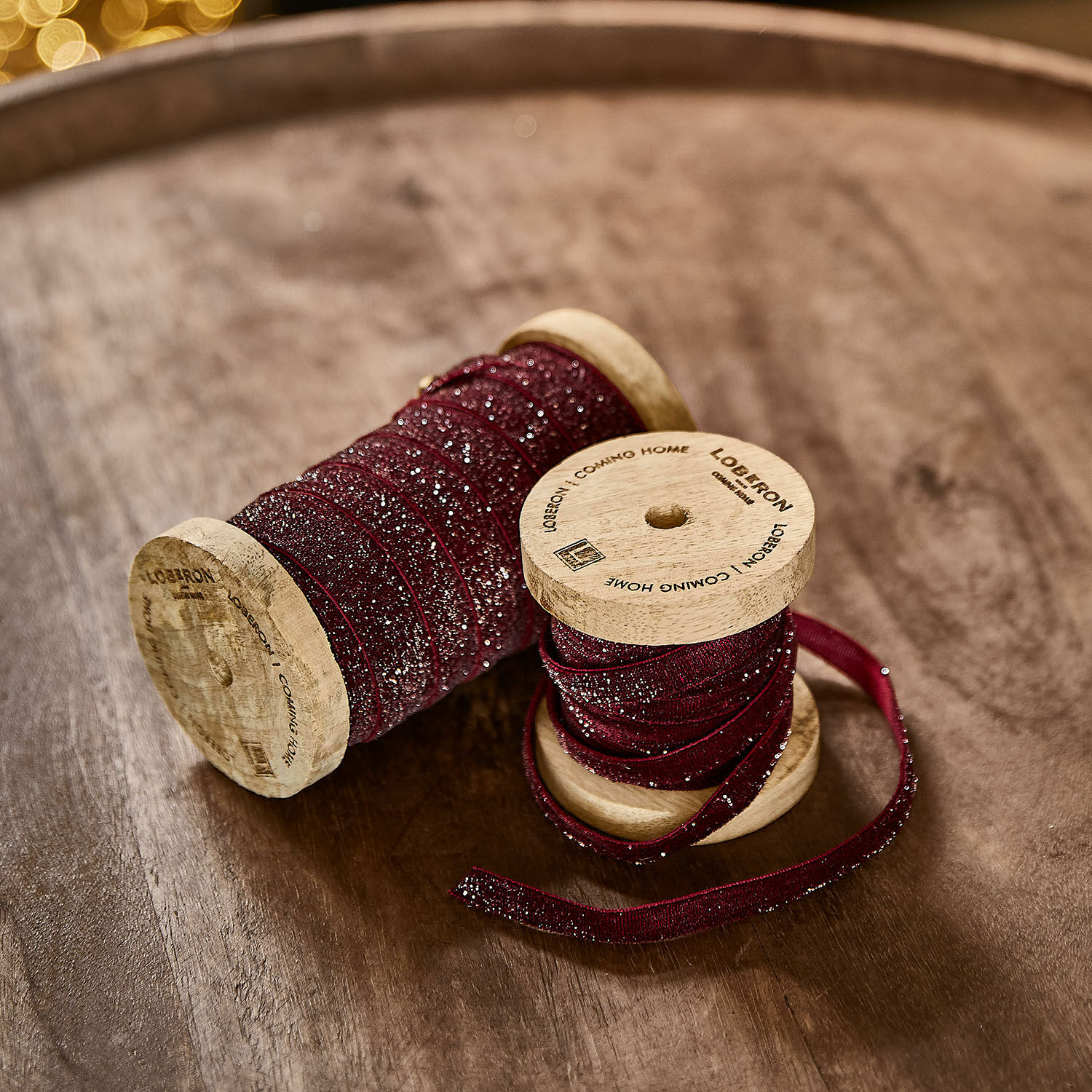 Lot de 2 rubans en velours Risorio Ruban bordeaux pailleté enroulé sur bobines en bois sur une table en bois pour décoration et artisanat
