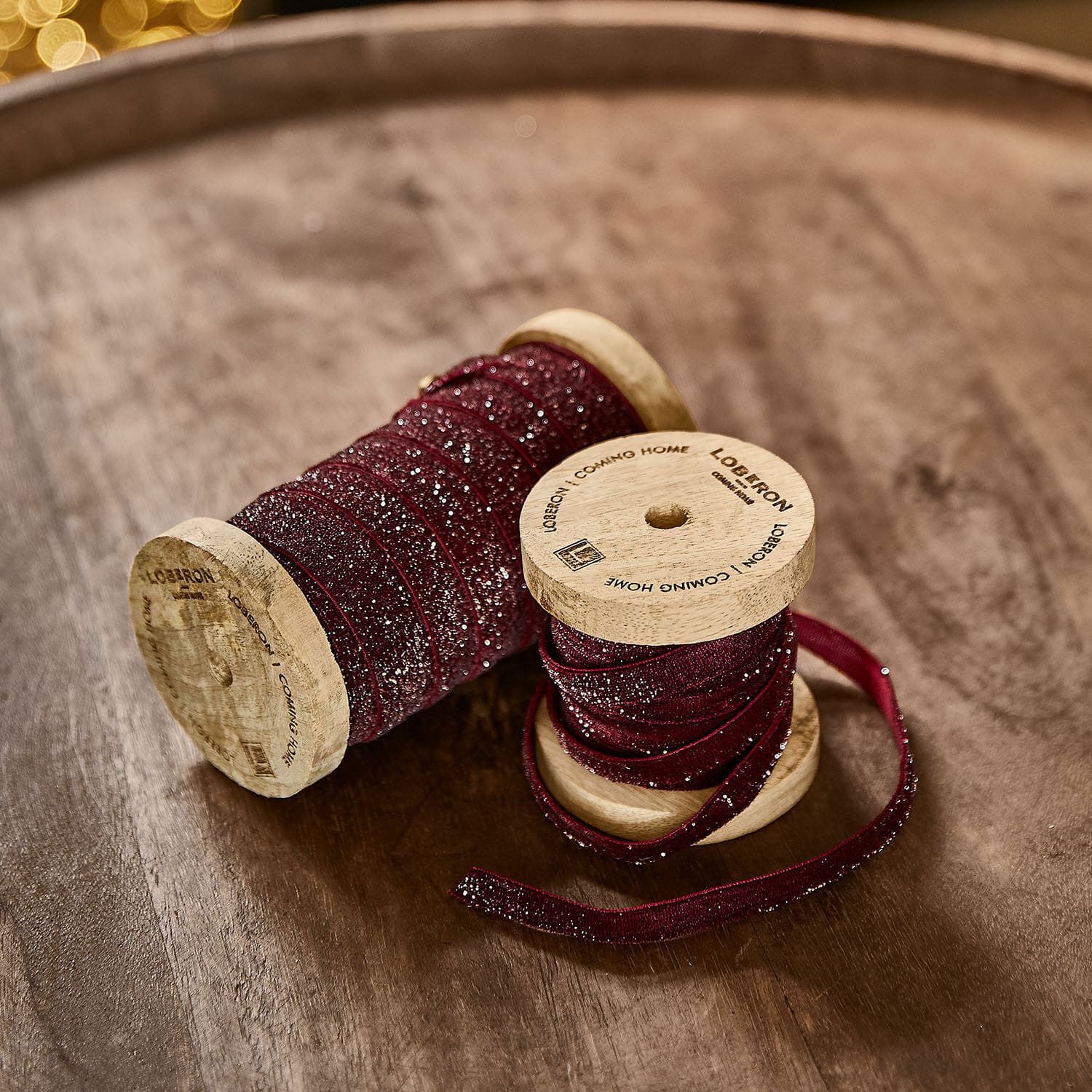 Lot de 2 rubans en velours Risorio Ruban bordeaux pailleté enroulé sur bobines en bois sur une table en bois pour décoration et artisanat