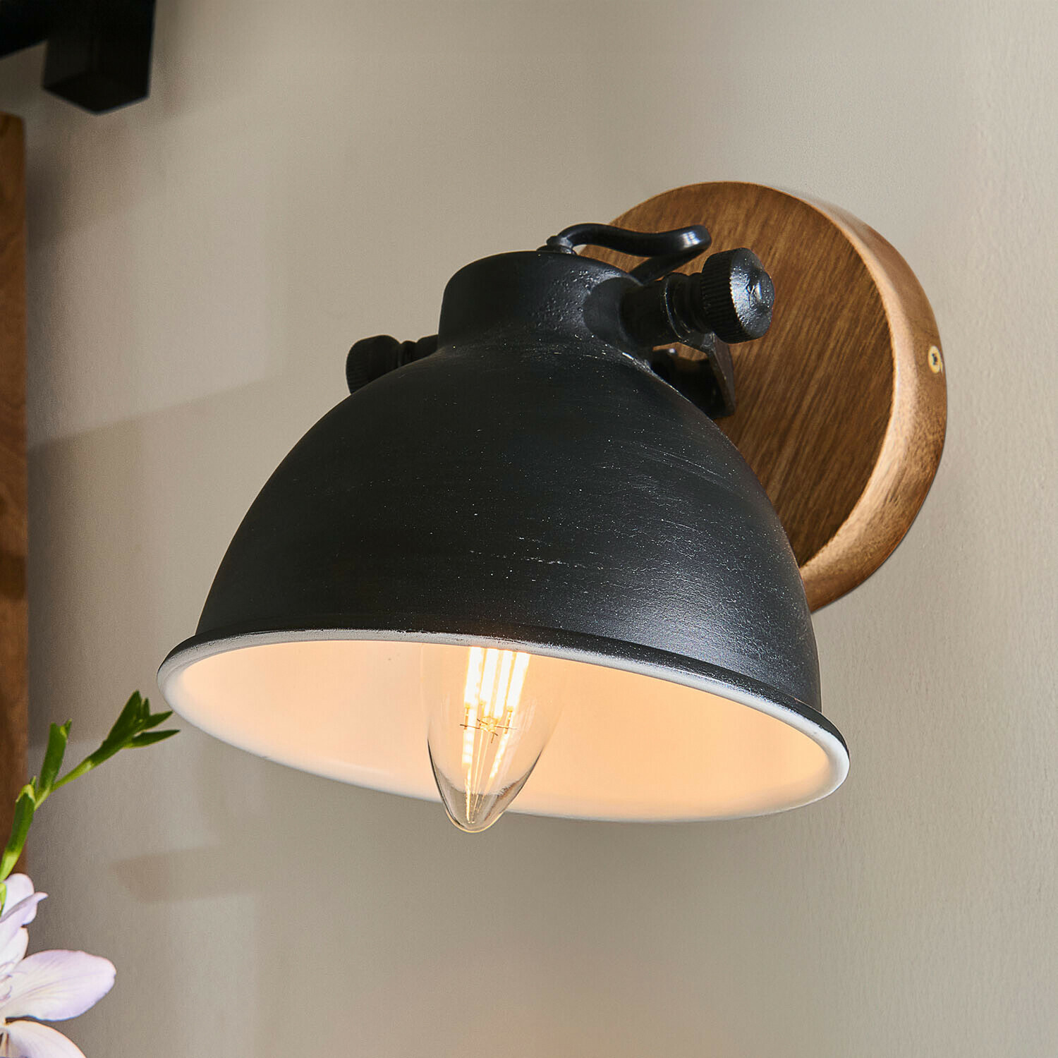 Applique Ballée Applique murale noire en métal avec base en bois et ampoule LED chaude pour décoration industrielle