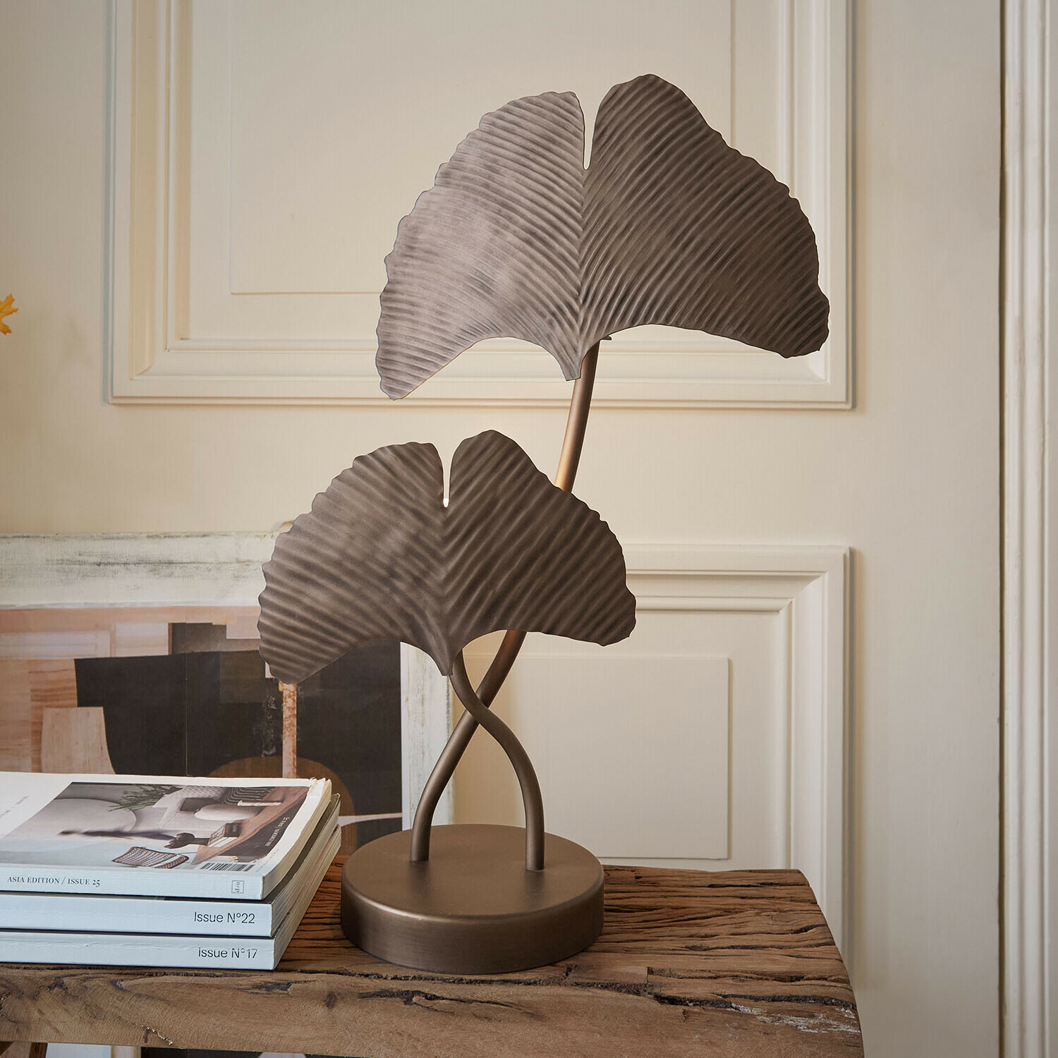 Lampe à poser Marovelle Lampe décorative en métal brun en forme de feuilles de ginkgo posée sur une table en bois