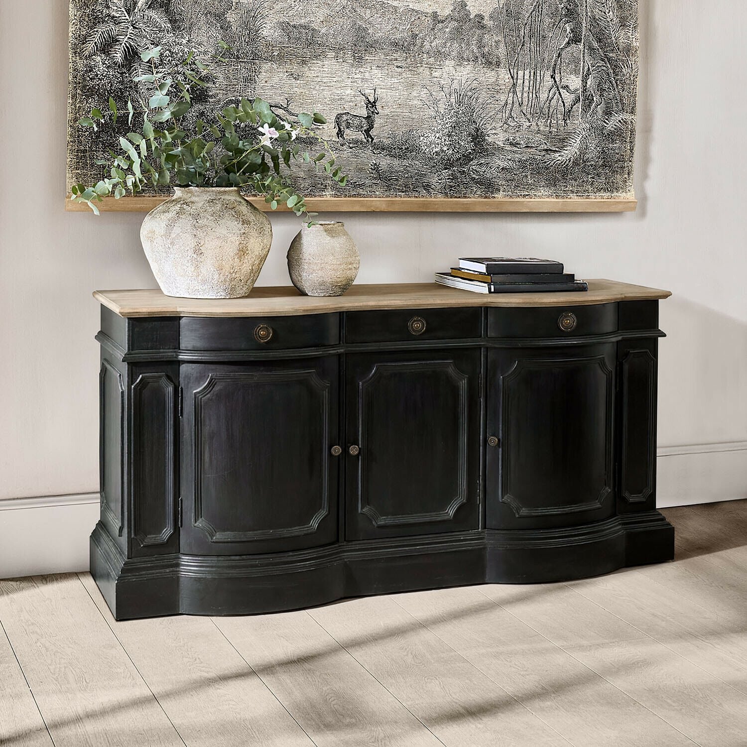Buffet Rélovine Buffet en bois noir avec plateau clair, décoré de vases et livres, style classique élégant