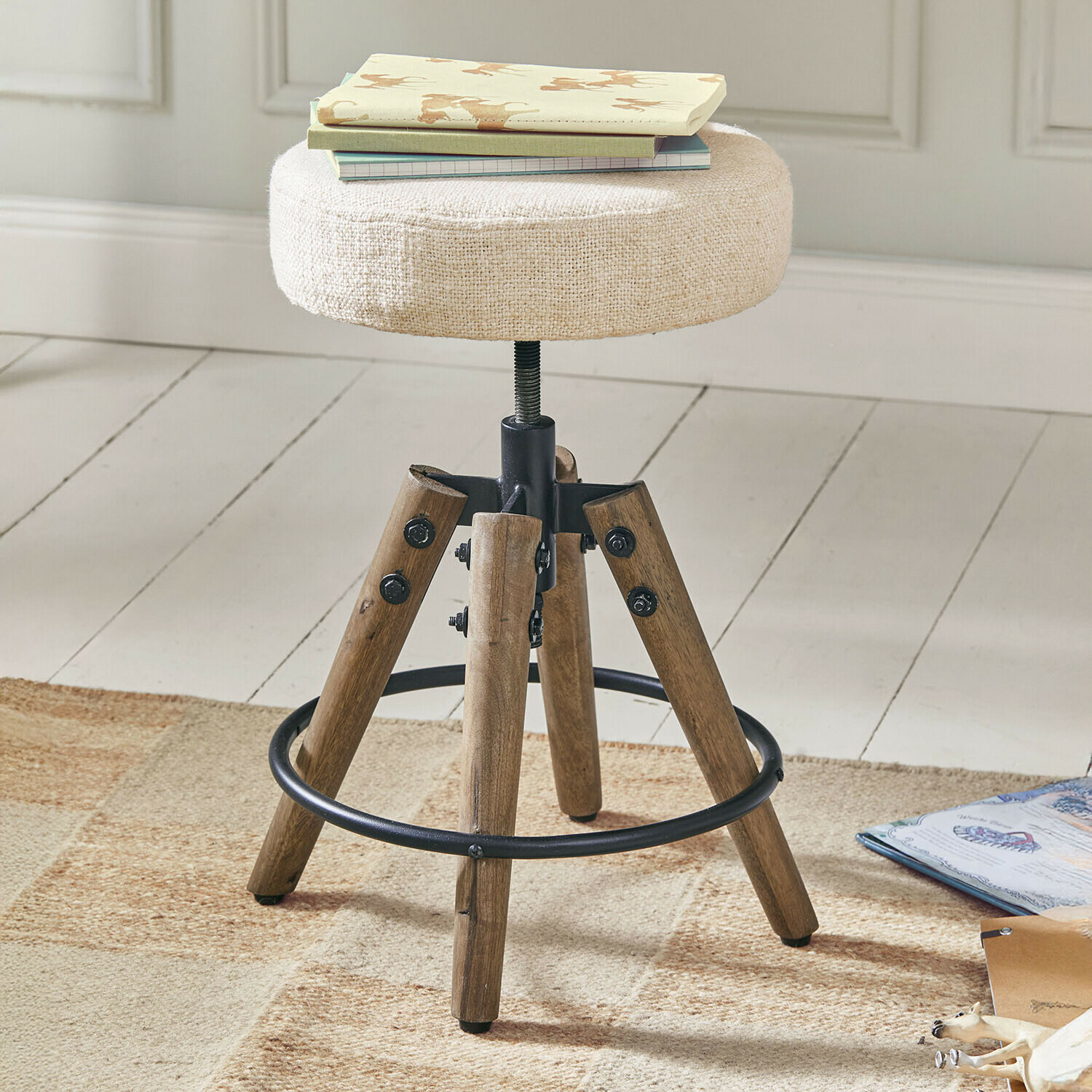 Tabouret pour enfant Twist Tabouret réglable avec assise en tissu beige et pieds en bois avec anneau métallique noir