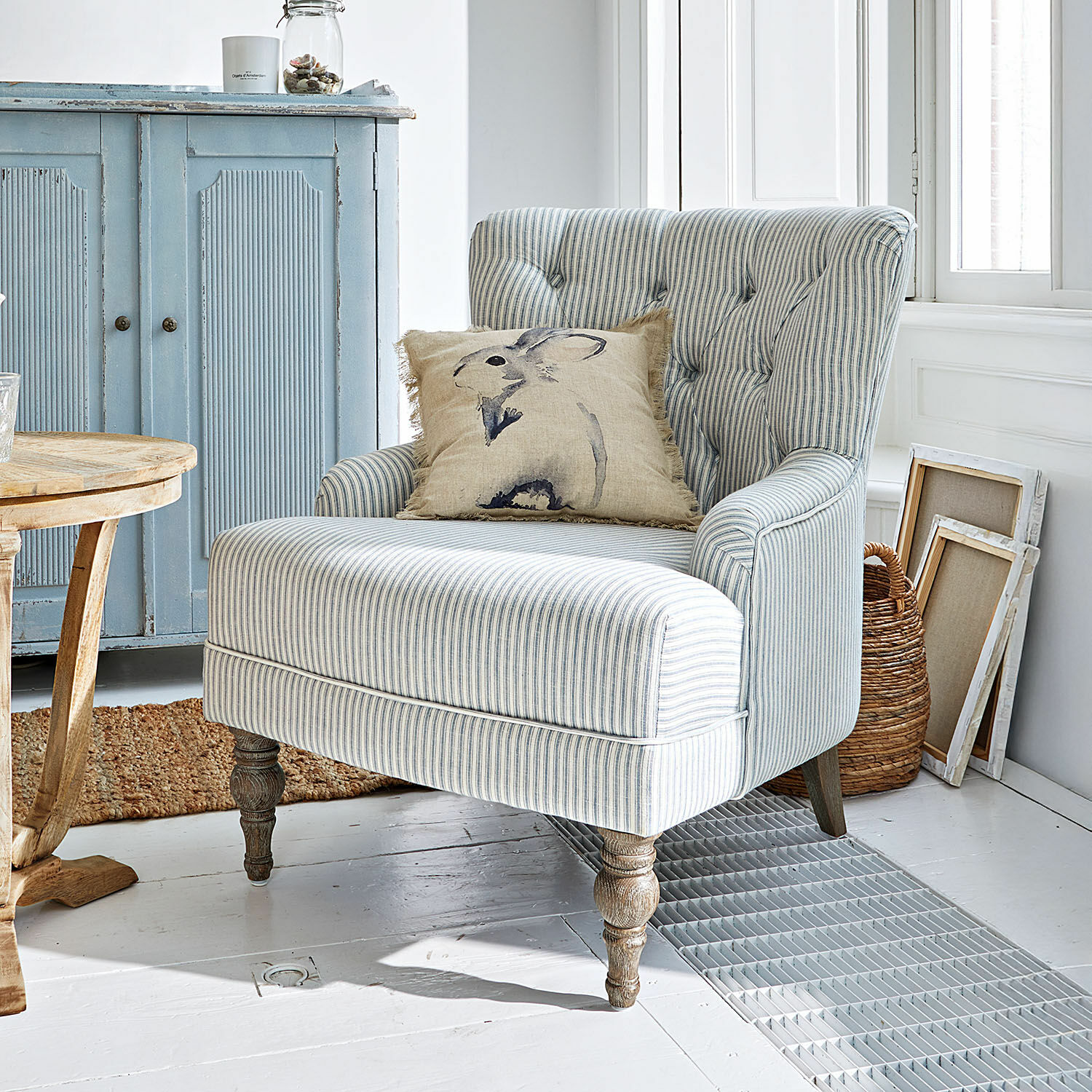 Fauteuil Amuran Fauteuil rayé en tissu coton bleu clair avec coussin décoratif imprimé lapin pour salon cosy