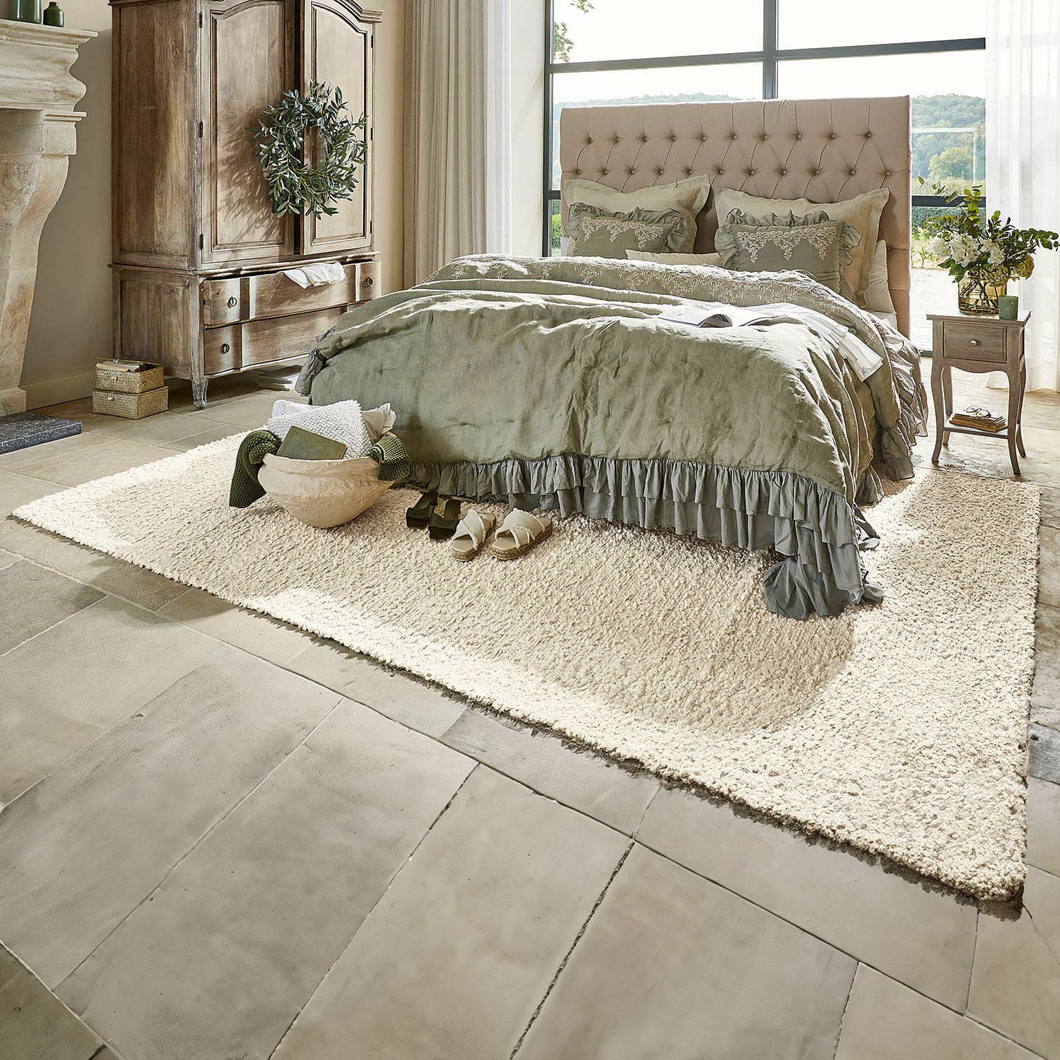 Tapis Wodaha Chambre chaleureuse avec lit capitonné beige et linge de lit vert sur tapis crème en tissu doux