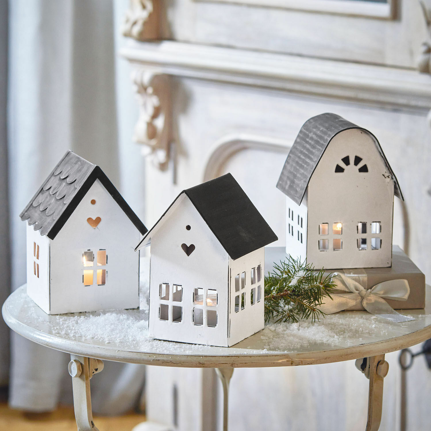 Lot de 3 lanternes Lambray Lanternes décoratives en métal en forme de maisons blanches et noires sur une table festive