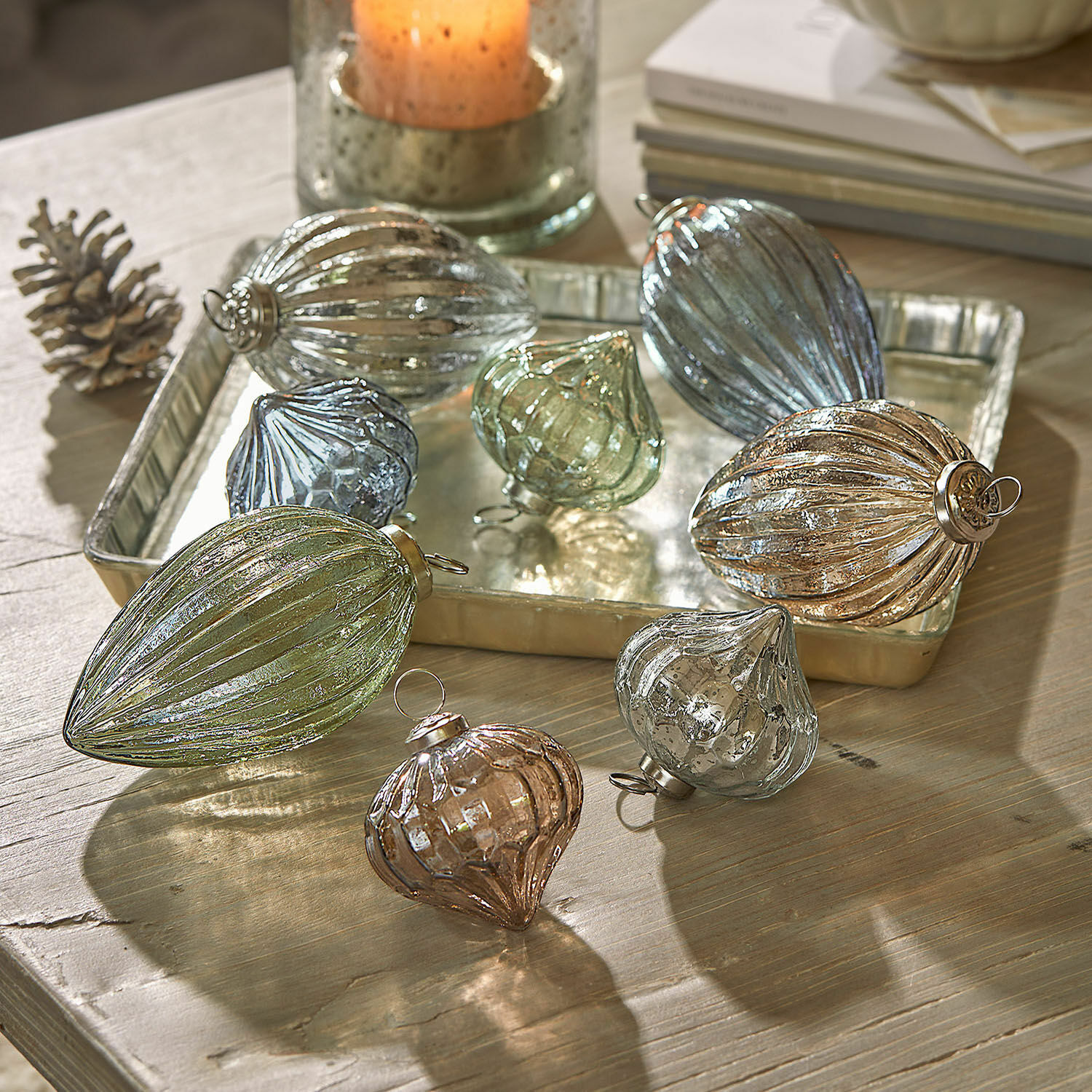 Lot de 8 boules de Noël Azélisse Ensemble de décorations de Noël en verre aux formes et couleurs variées sur une table en bois