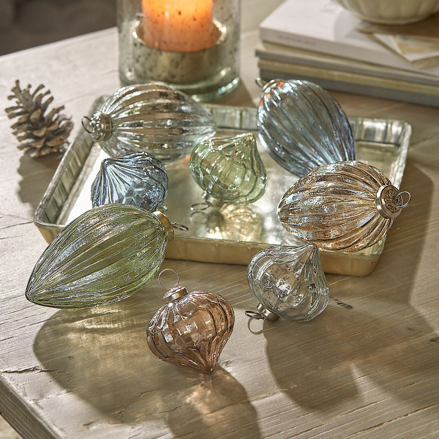 Lot de 8 boules de Noël Azélisse Ensemble de décorations de Noël en verre aux formes et couleurs variées sur une table en bois