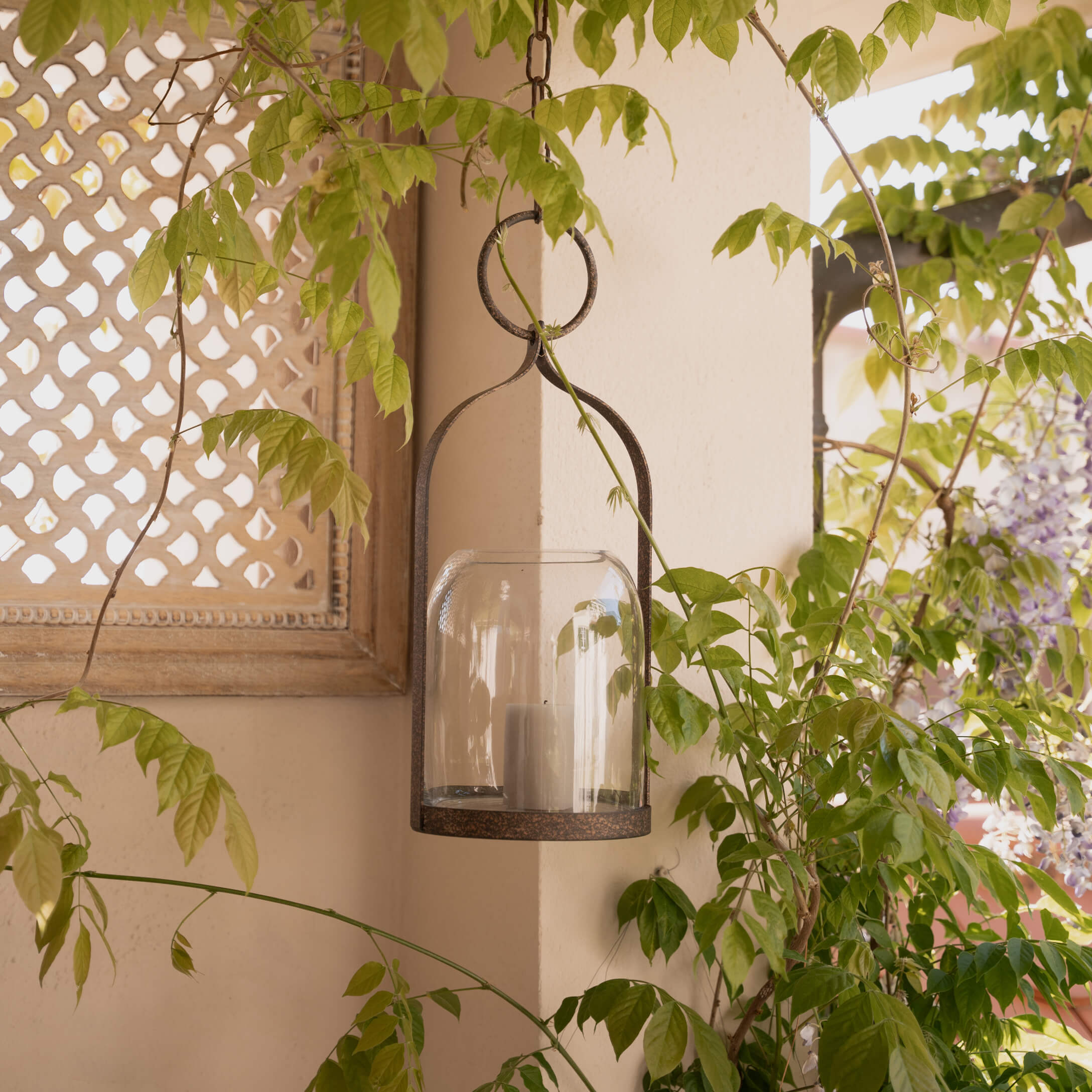 Lanterne suspendue en métal et verre avec bougie blanche, décoration rustique pour jardin