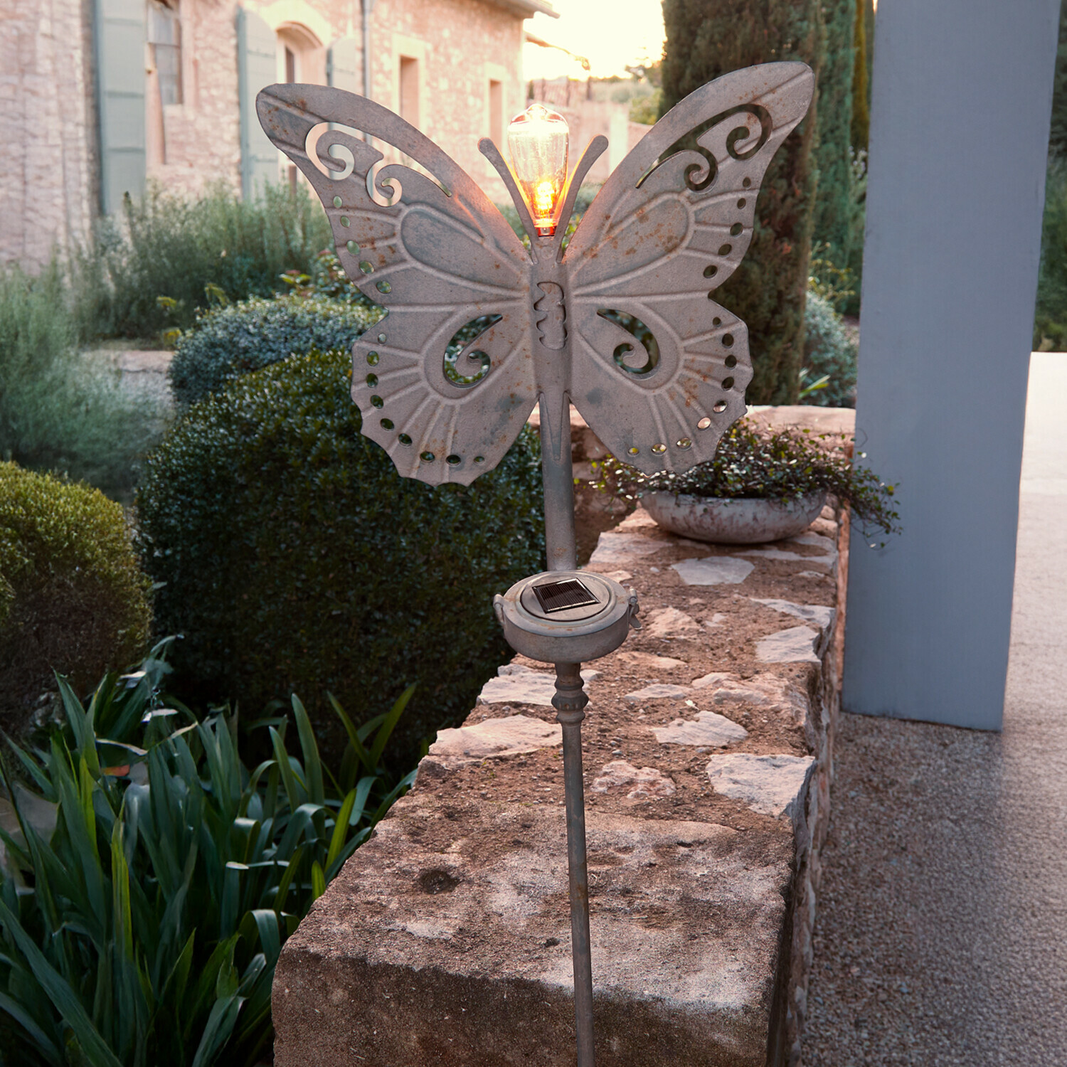 Lanterne solaire Pavrelle Lampe de jardin en forme de papillon en métal gris avec panneau solaire et ampoule LED allumée
