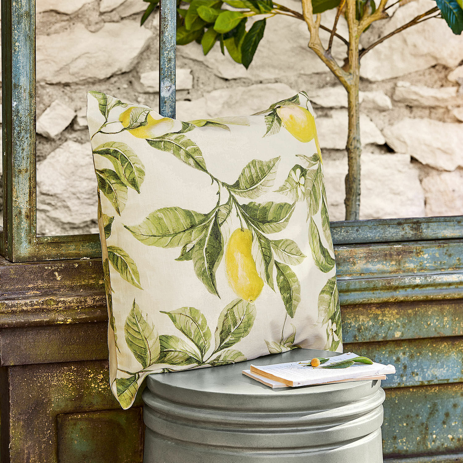 Housse de coussin Darfield Coussin décoratif en coton avec feuilles vertes et citrons jaunes sur fond clair