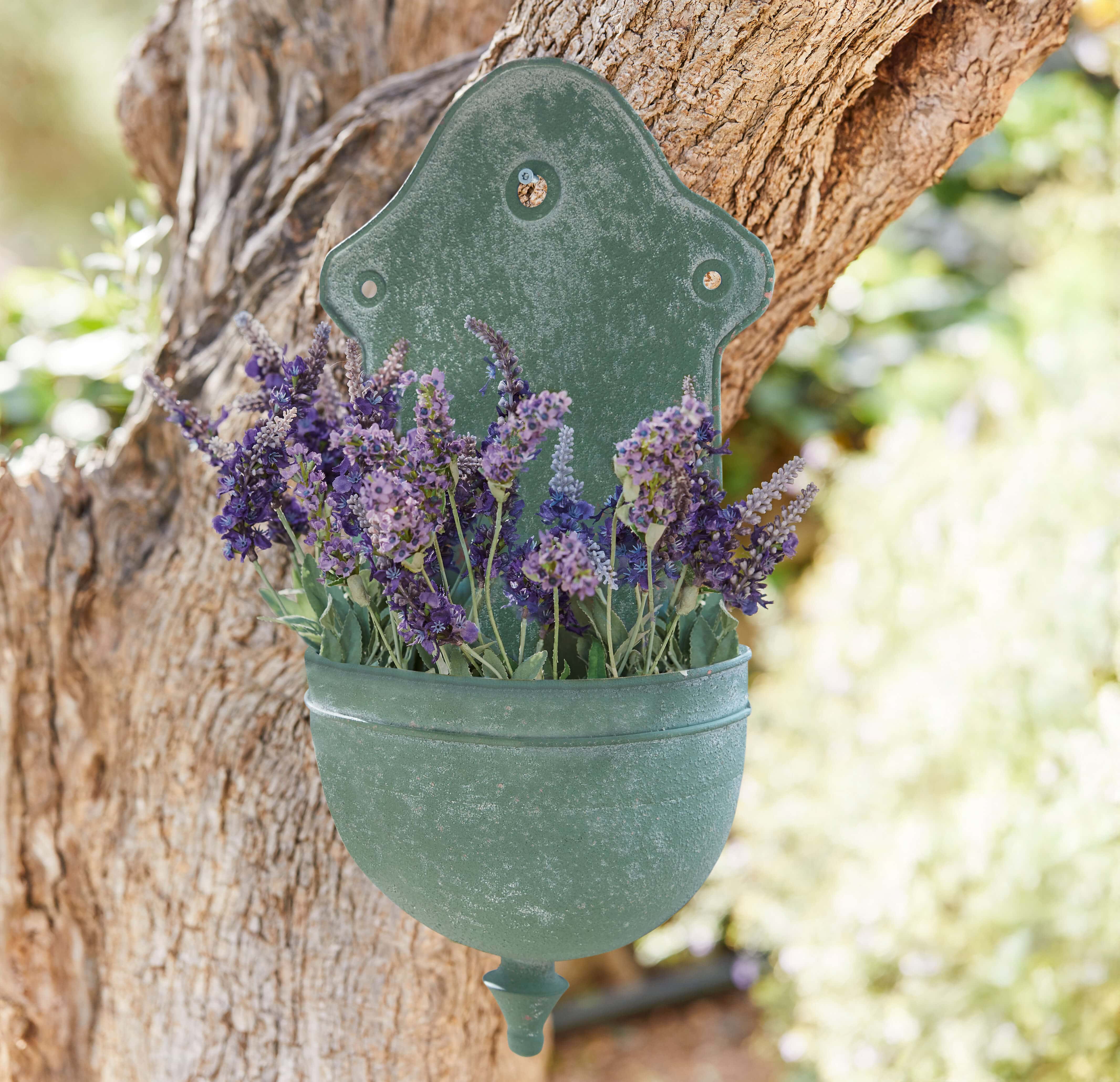 Jardinière murale en métal vert avec fleurs de lavande violettes, décoration extérieure naturelle