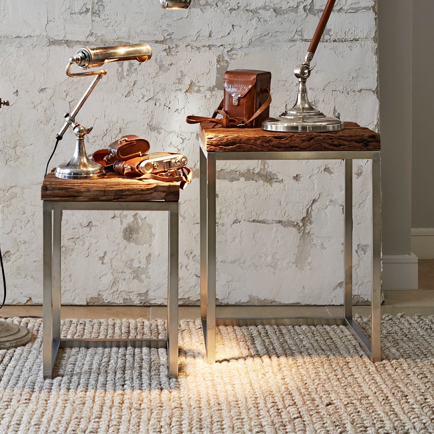 Lot de 2 tables d'appoint Corbyn Deux tables d'appoint avec cadres métalliques et plateaux en bois rustique sur tapis tissé