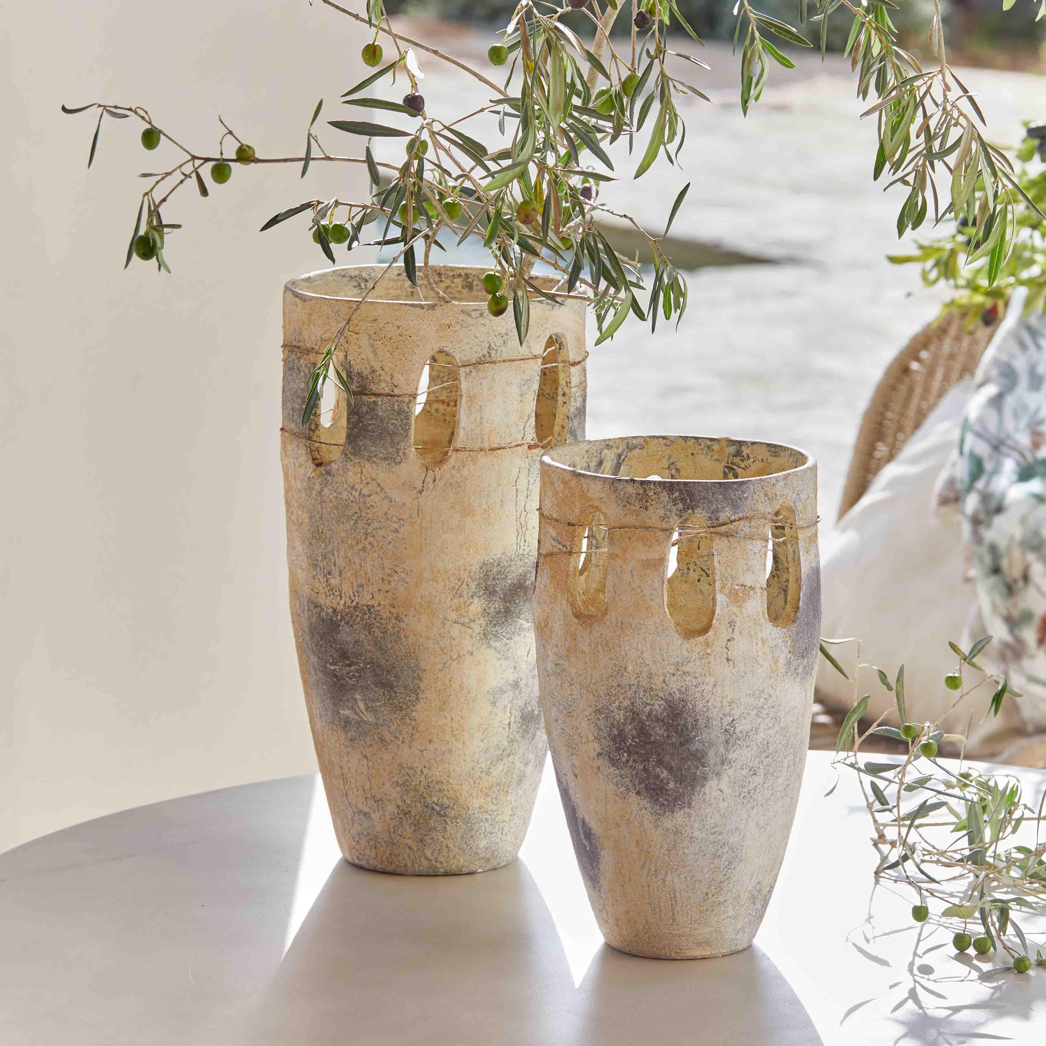 Deux vases en céramique beige et gris avec découpes ovales, décoration élégante pour intérieur et table