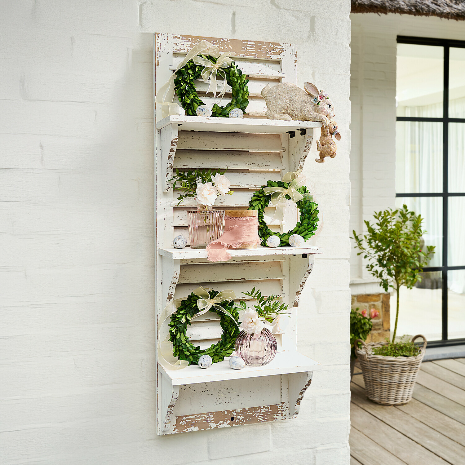 Étagère murale Morclerey Étagère murale en bois blanc vieilli avec couronnes vertes et décorations de Pâques