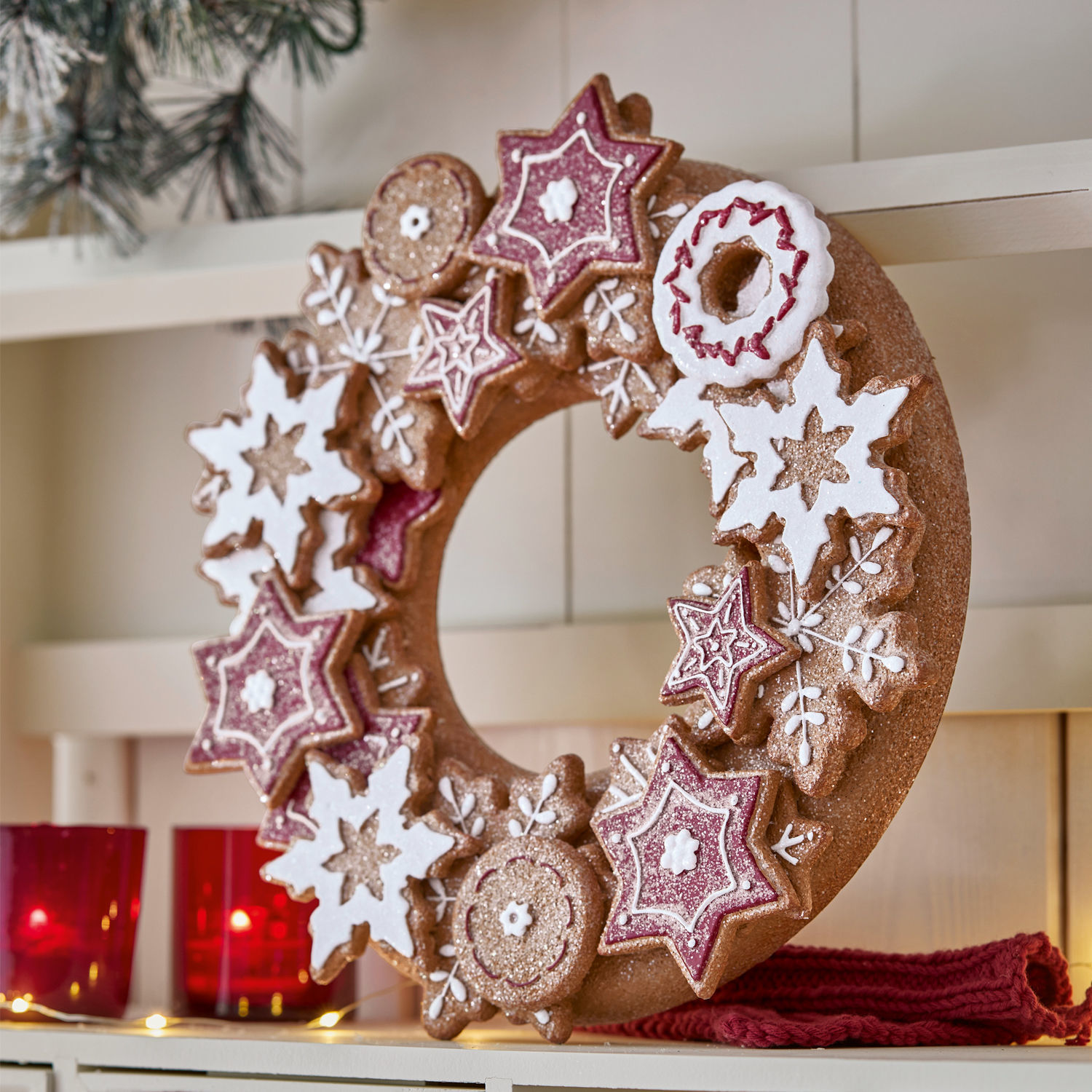 Couronne Anyama Couronne décorative de Noël en forme de biscuits pain d'épice avec étoiles et flocons blancs et rouges