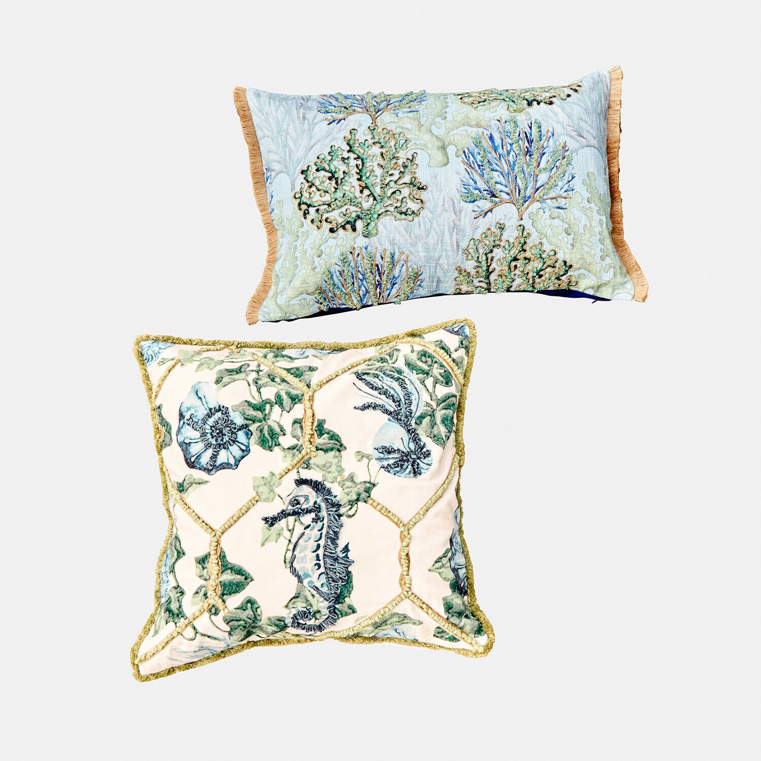 Lot de 2 housses de coussins Ambrisse Deux coussins décoratifs avec motifs marins et hippocampe dans des tons pastel doux