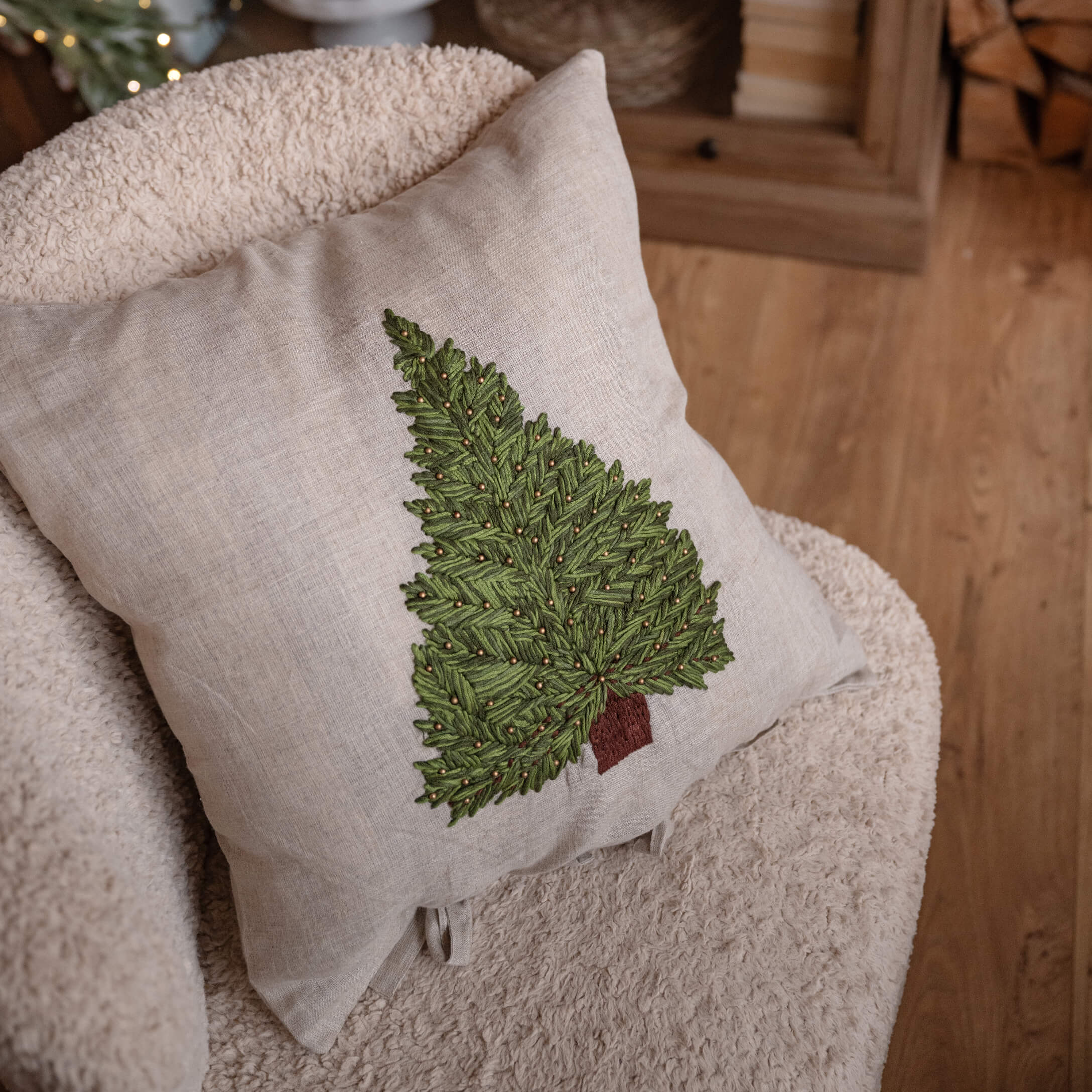 Coussin en lin beige avec arbre vert brodé et tronc marron, décoration de Noël pour salon cosy