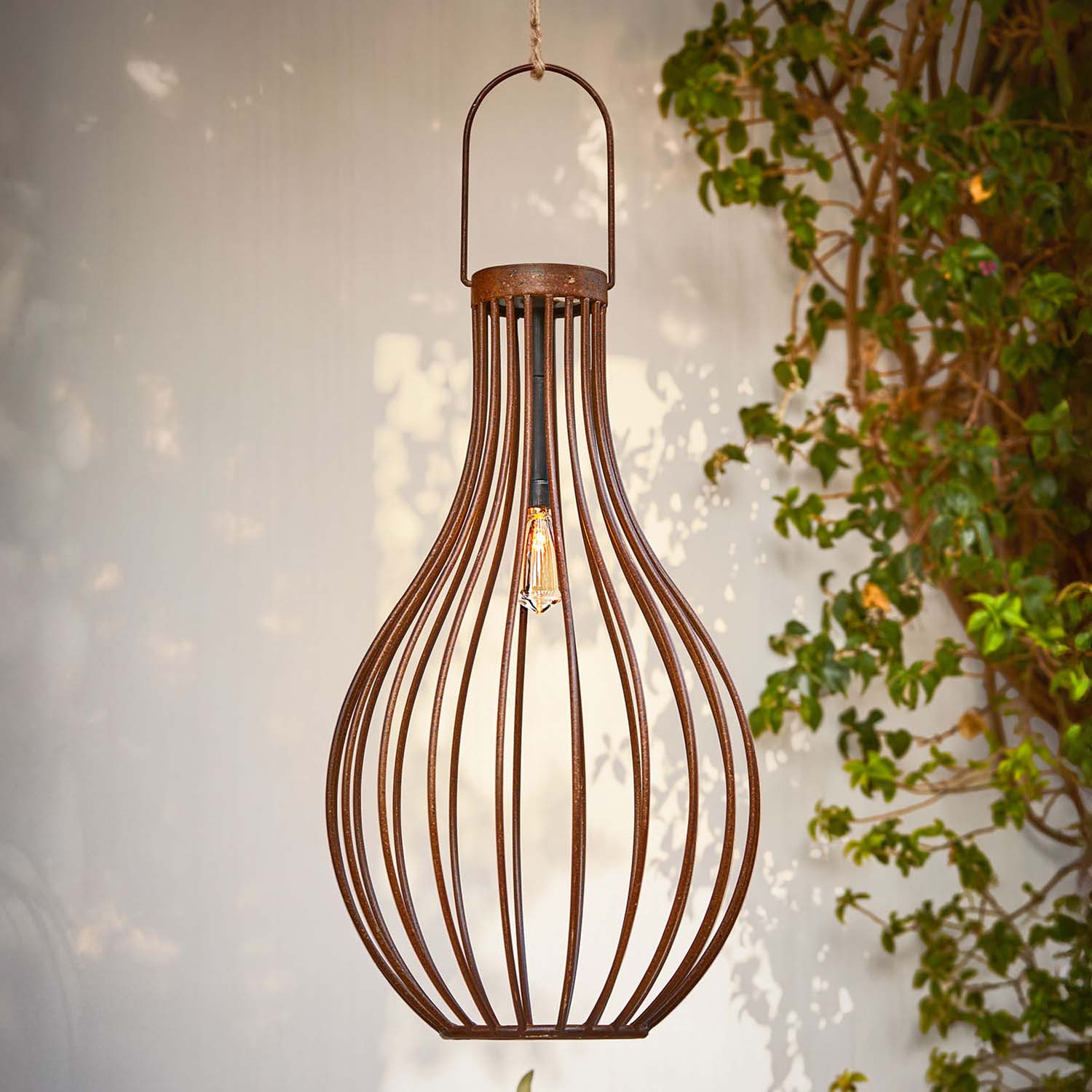 Suspension en métal rouillé avec ampoule visible, lampe décorative style industriel pour intérieur et extérieur