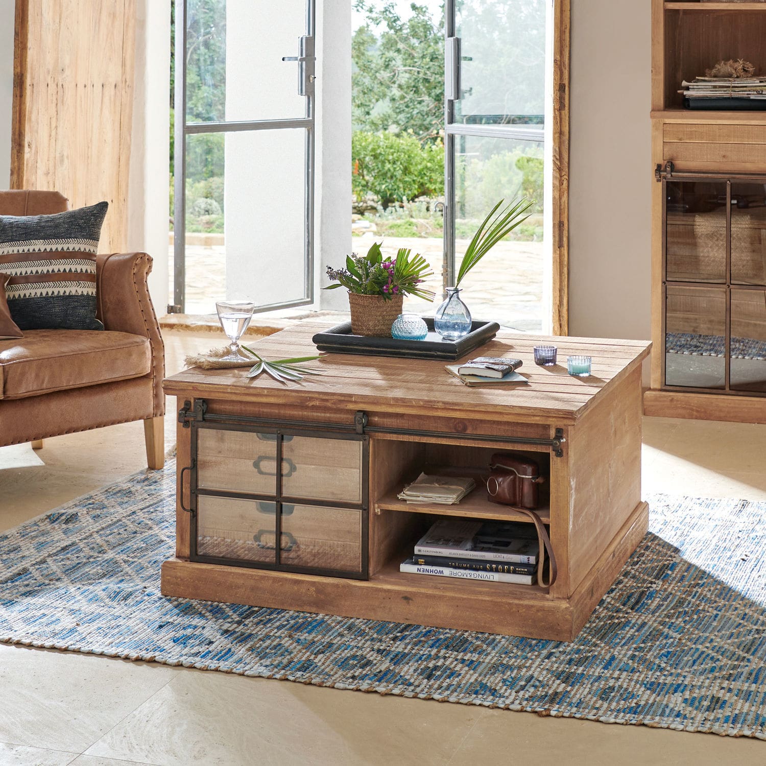 Table basse Finegand Table basse en bois naturel avec portes métalliques et étagères, rangement pour livres et décorations