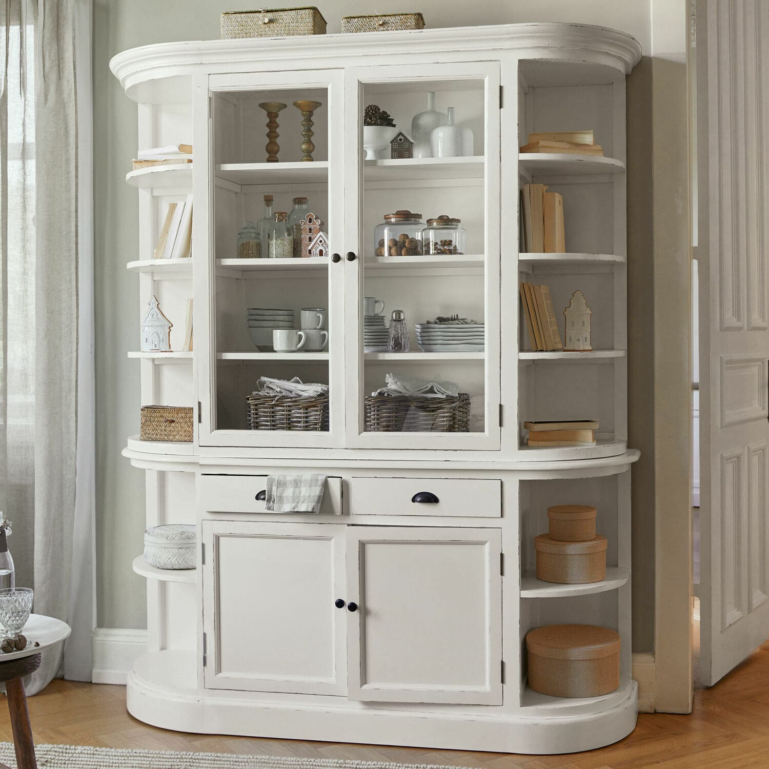 Armoire Louisiana Vitrine en bois blanc avec portes vitrées et étagères latérales pour livres et décorations