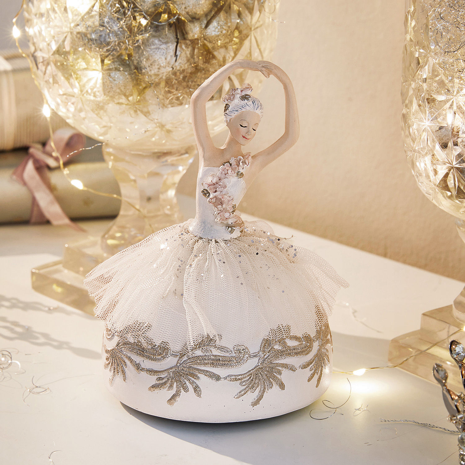 Boîte à musique Malinka Figurine de ballerine avec robe blanche en tissu et ornements dorés pour décoration intérieure