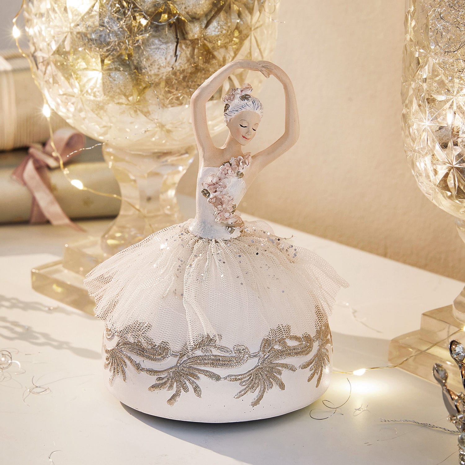 Boîte à musique Malinka Figurine de ballerine avec robe blanche en tissu et ornements dorés pour décoration intérieure
