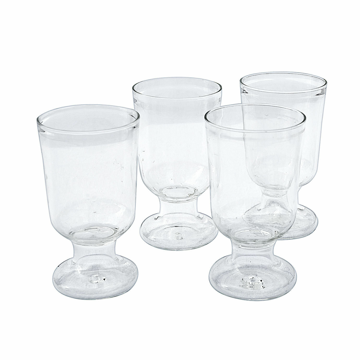 Lot de 4 verres Yvoncourt Ensemble de quatre verres transparents en verre épais avec pied pour boissons.