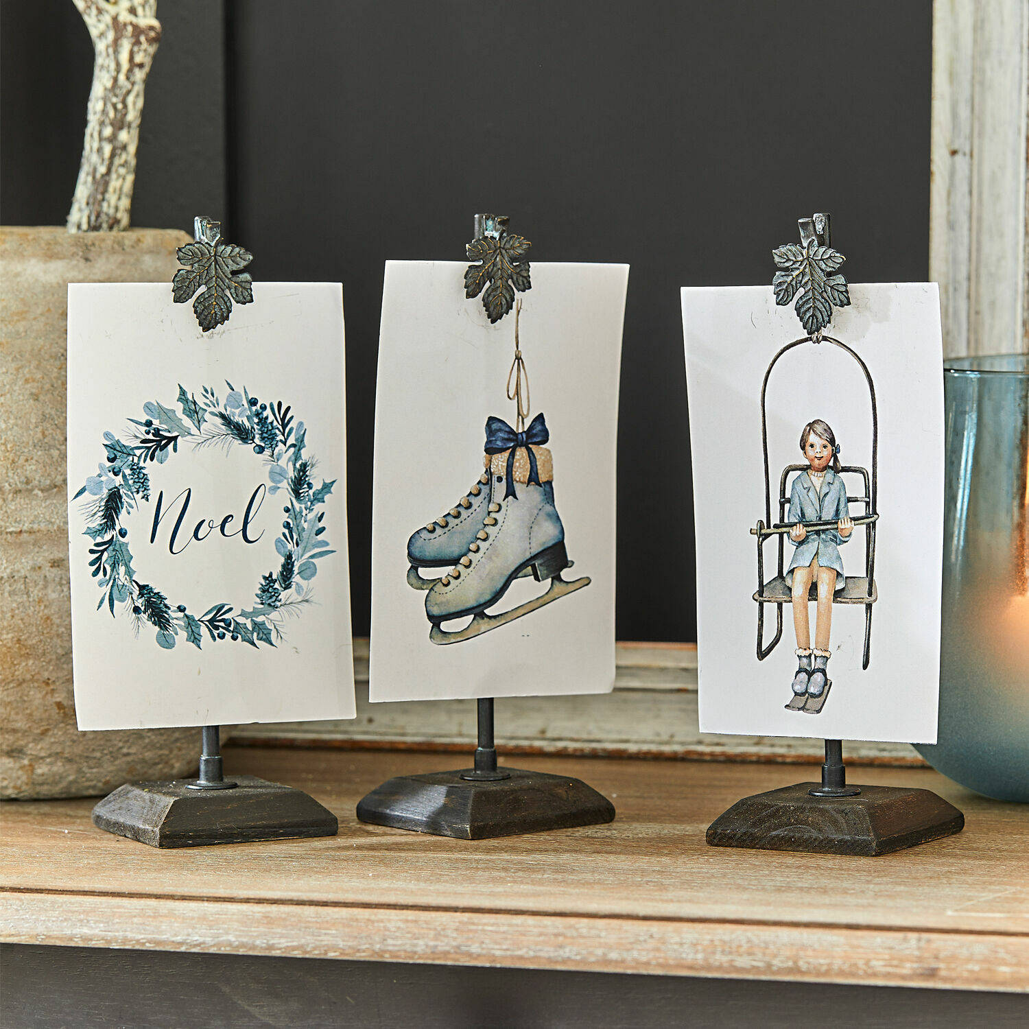 Lot de 3 images avec support Herveline Trois supports métalliques avec pinces tenant des cartes décoratives hivernales bleu et blanc