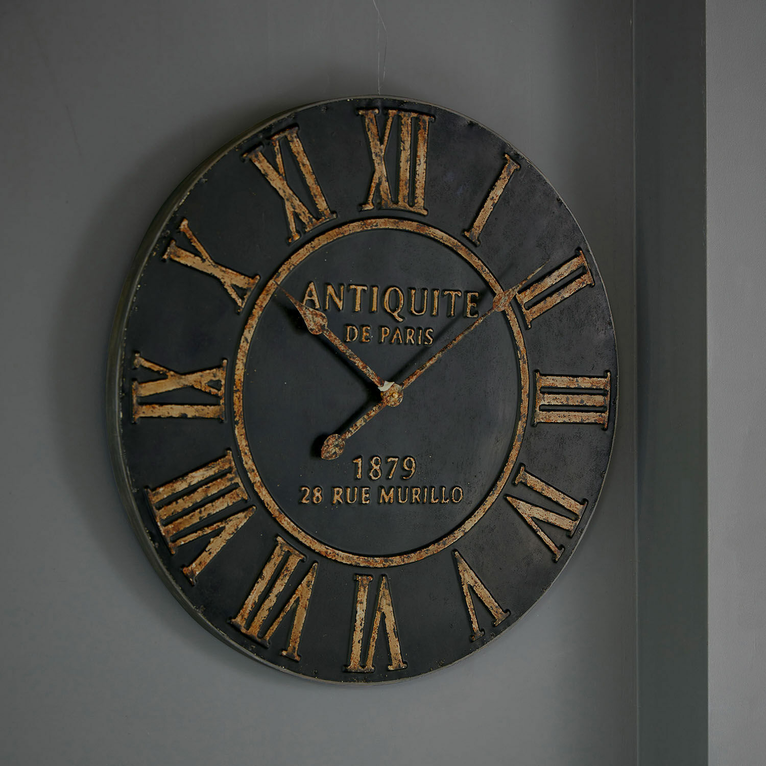 Horloge Murillo Grande horloge murale ronde en métal noir avec chiffres romains dorés style vintage pour décoration intérieure