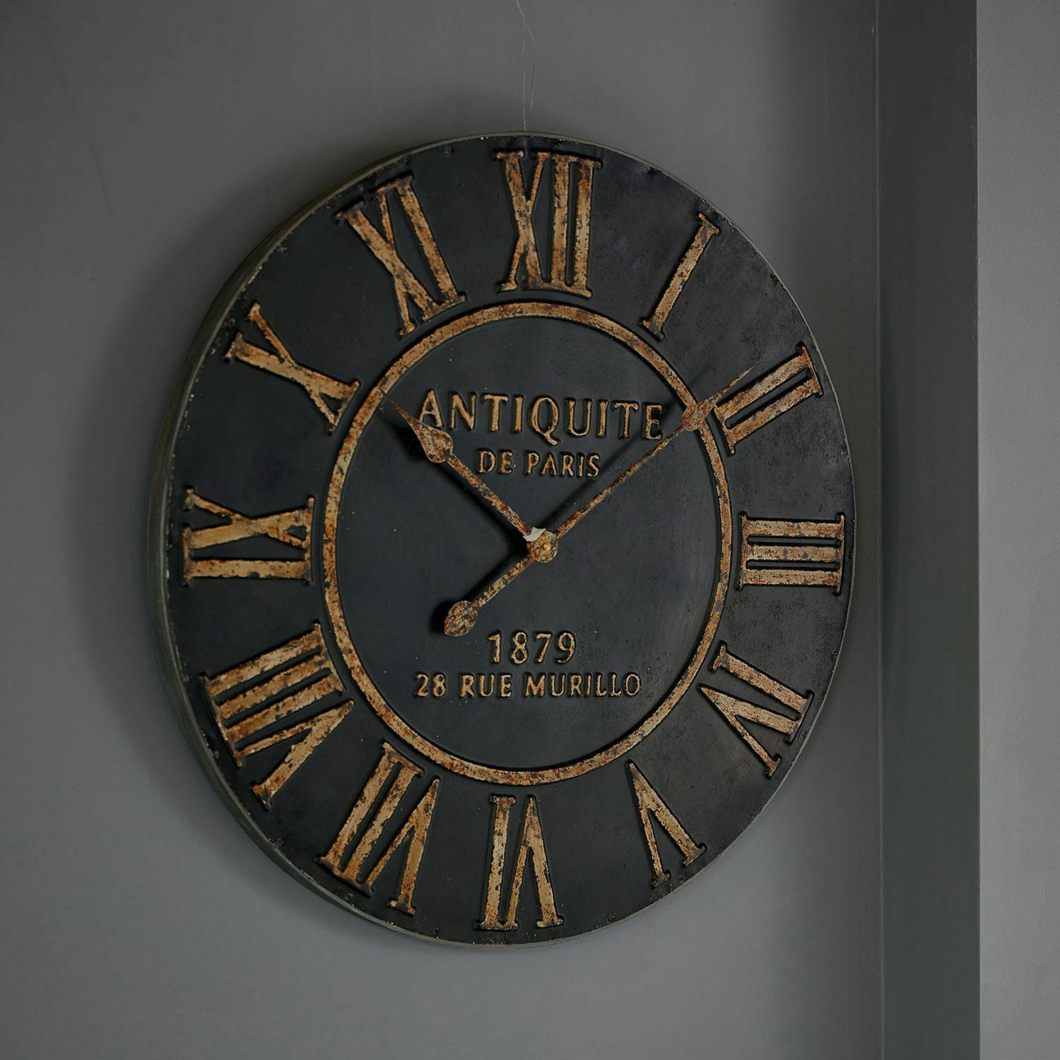 Horloge Murillo Grande horloge murale ronde en métal noir avec chiffres romains dorés style vintage pour décoration intérieure