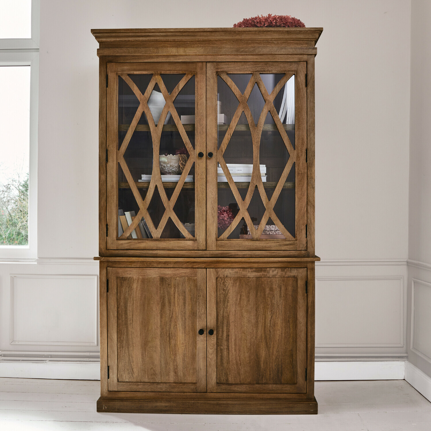 Vitrine Oakminster Vitrine en bois naturel avec portes vitrées décoratives et partie inférieure en bois massif couleur naturelle
