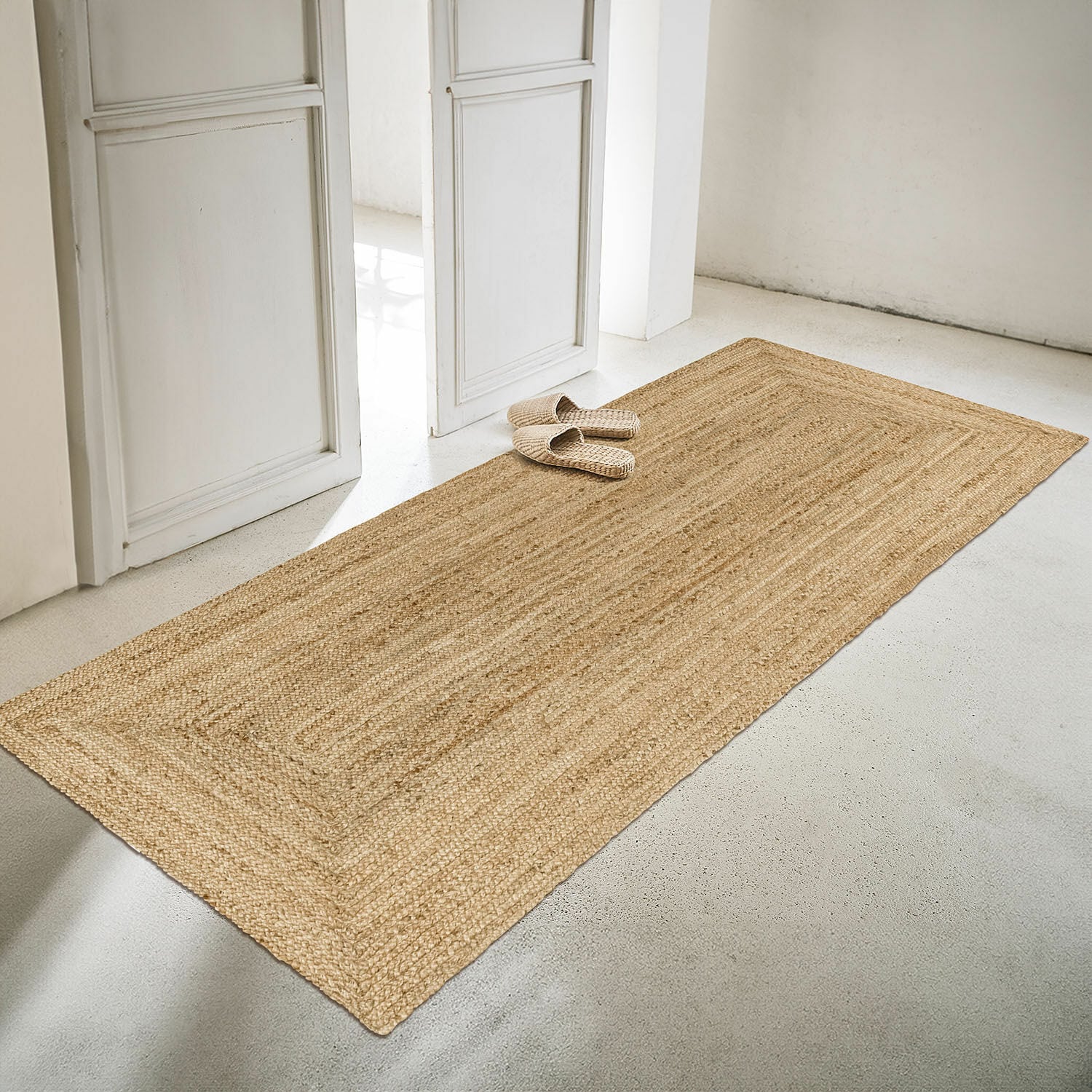 Tapis long Révalaine Tapis naturel en jute beige clair posé sur un sol clair, décoration intérieure et protection de sol