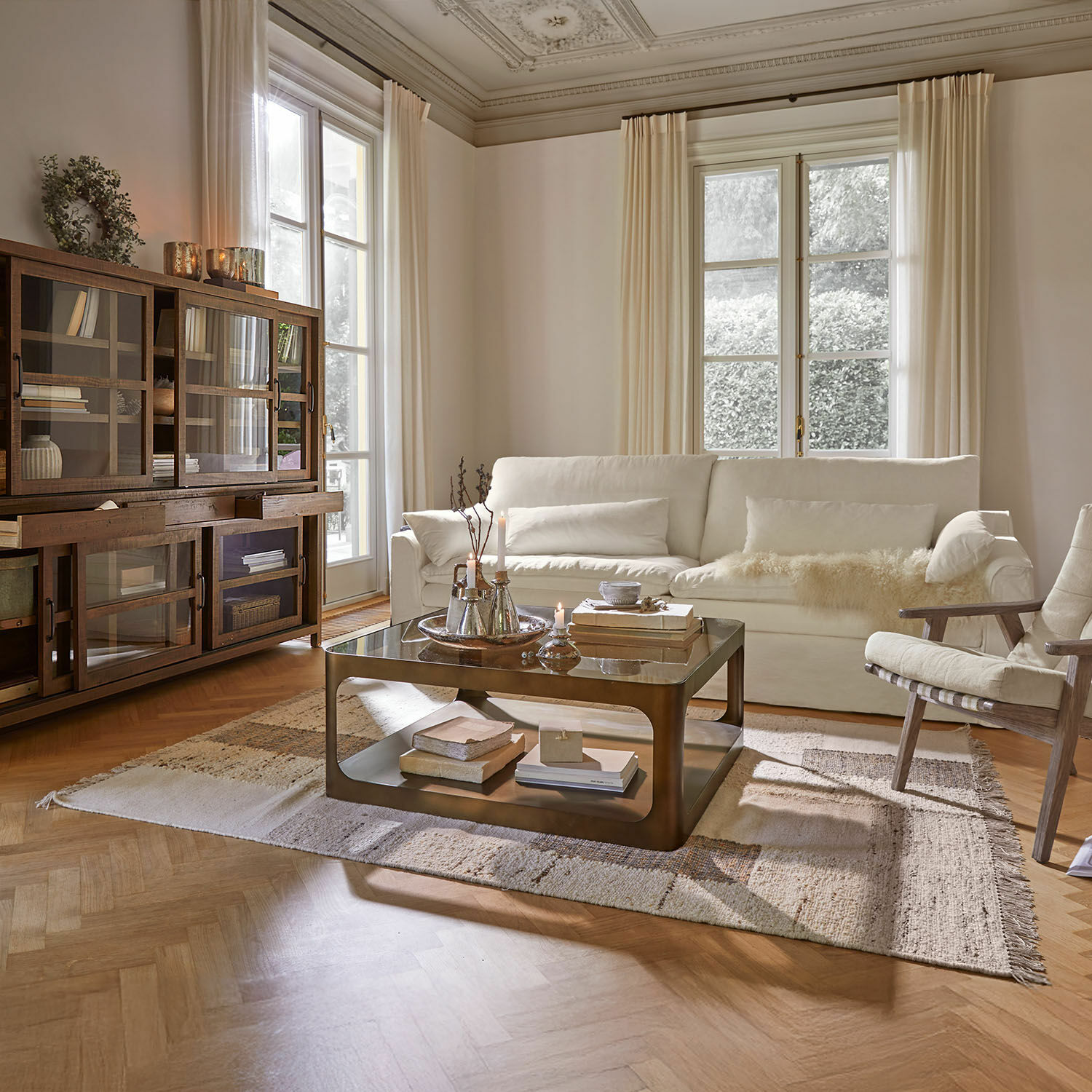 Tapis Faircliffe Salon chaleureux avec canapé blanc, buffet en bois et table basse en métal sur tapis beige