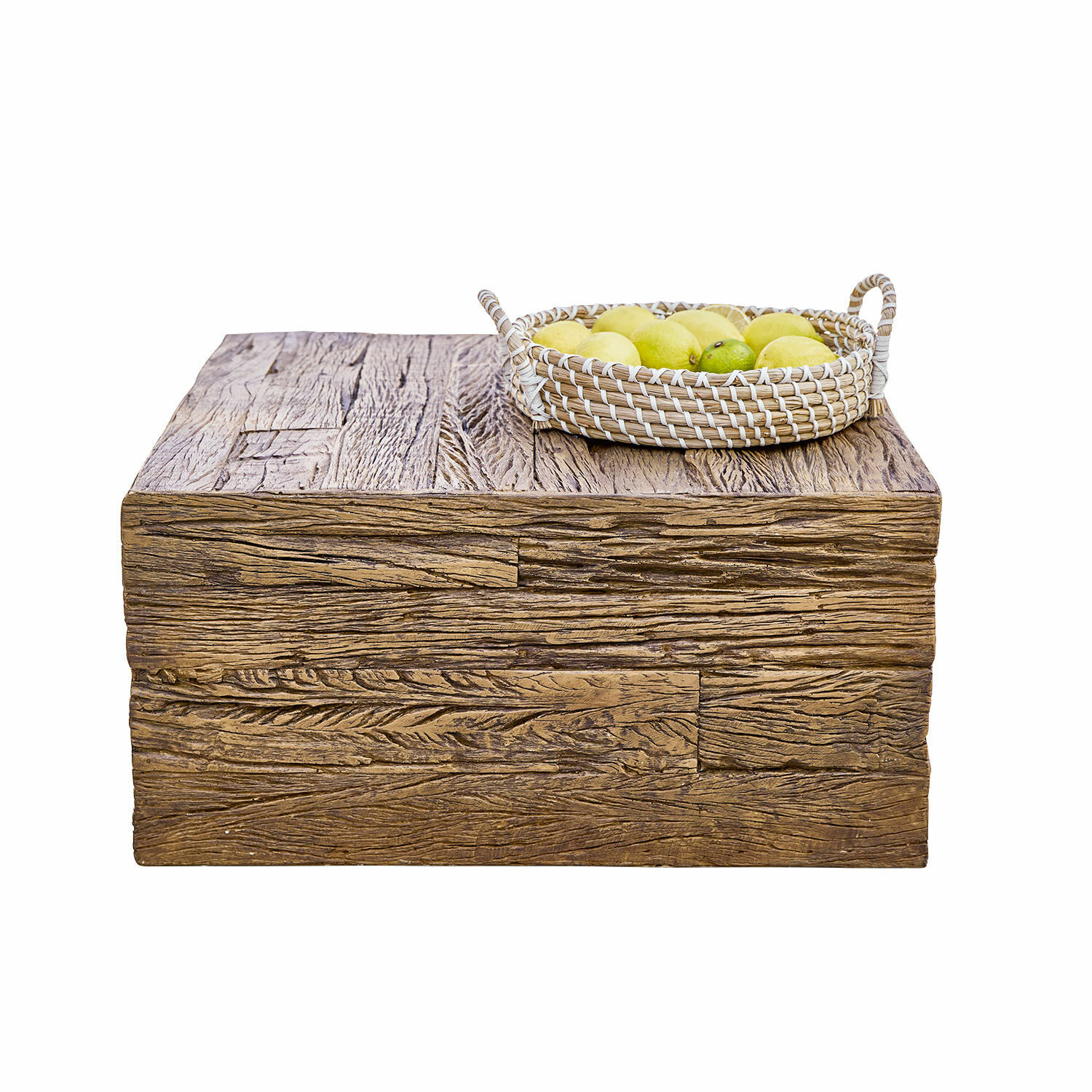 Table basse Glâne Table basse carrée en bois avec panier tressé et agrumes sur fond blanc