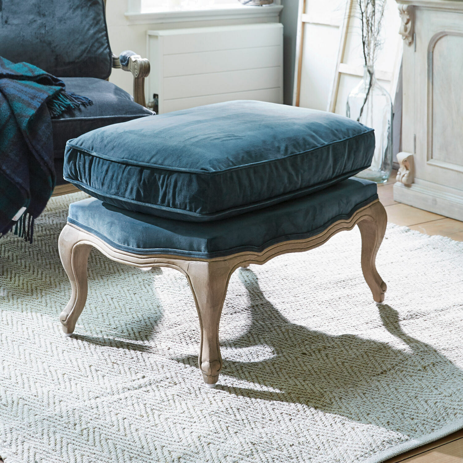 Tabouret Corlay Repose-pieds avec cadre en bois et coussin en velours bleu doux style vintage pour salon