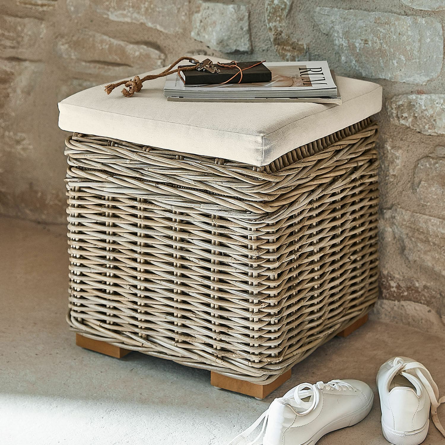 Pouf Xandrine Pouf carré en osier gris avec coussin crème, parfait pour le rangement et l'assise confortable
