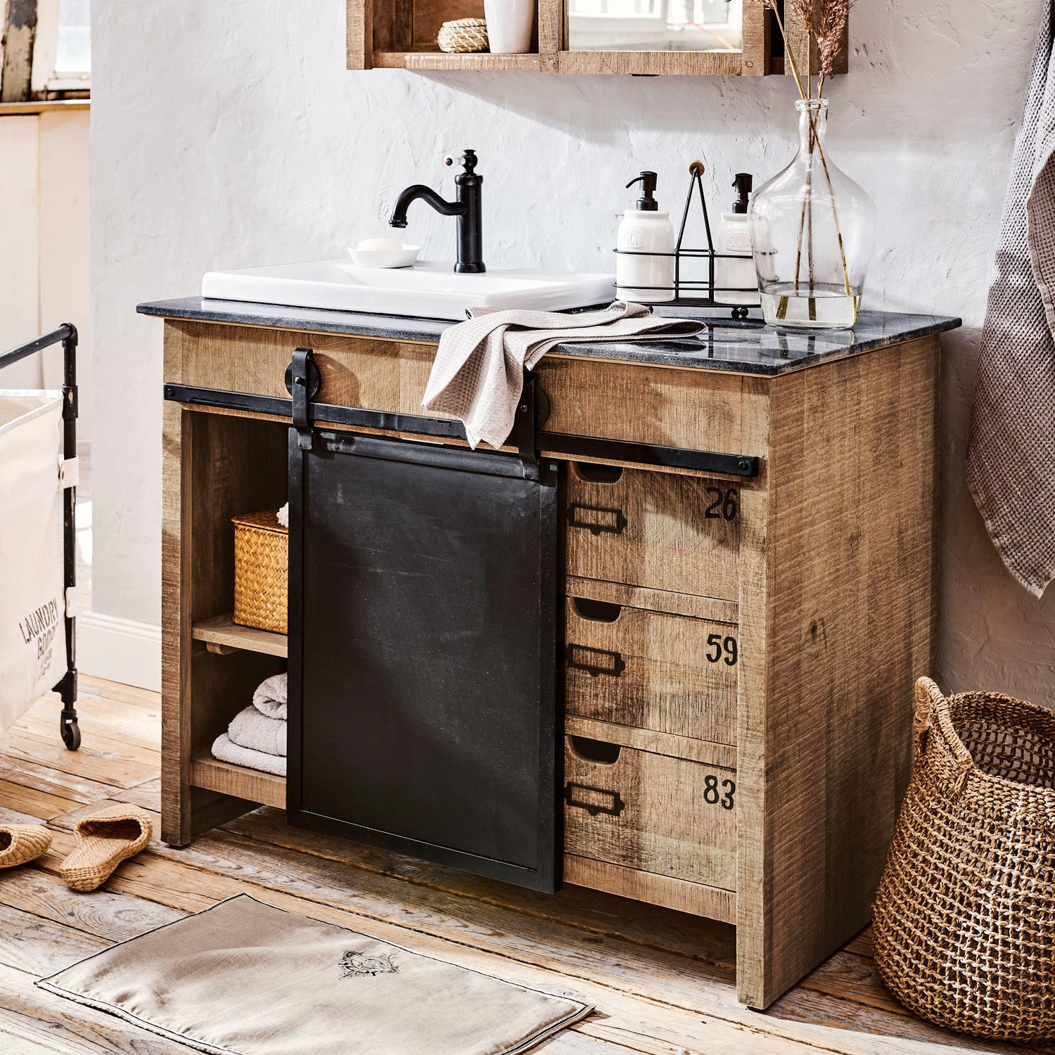 Meuble et vasque Taylors Island Meuble de salle de bain en bois avec porte coulissante en métal noir et robinet noir, style industriel