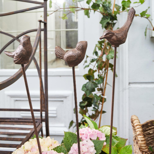 Oiseaux décoratifs en métal brun sur tiges pour jardin ou pots de fleurs