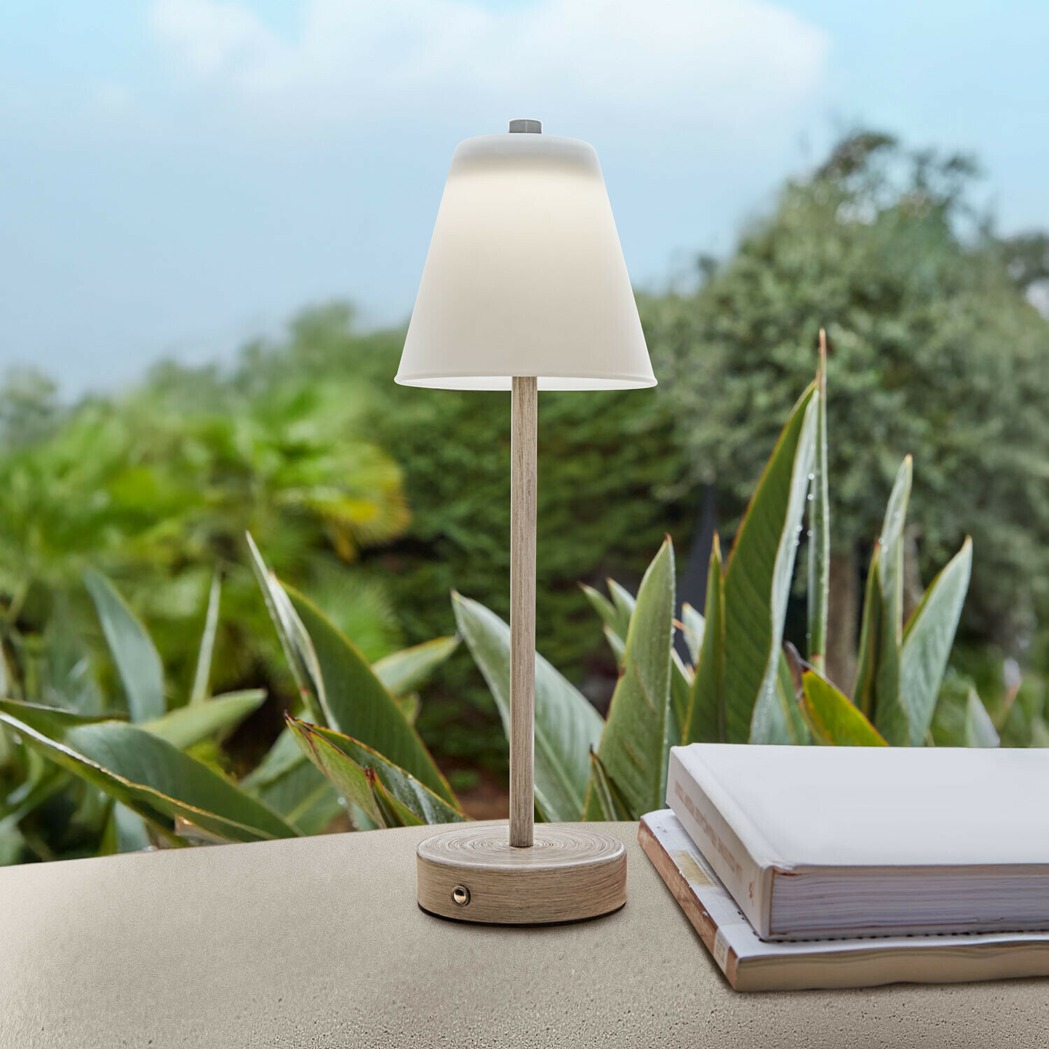 Lampe de table en bois clair avec abat-jour blanc, parfaite pour la lecture et la décoration