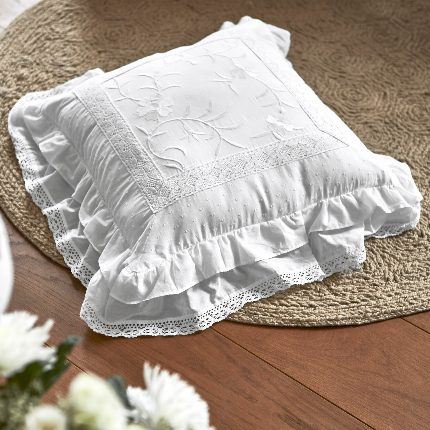 Coussin Marbury Coussin décoratif blanc en coton avec dentelle et broderie, idéal pour salon ou chambre