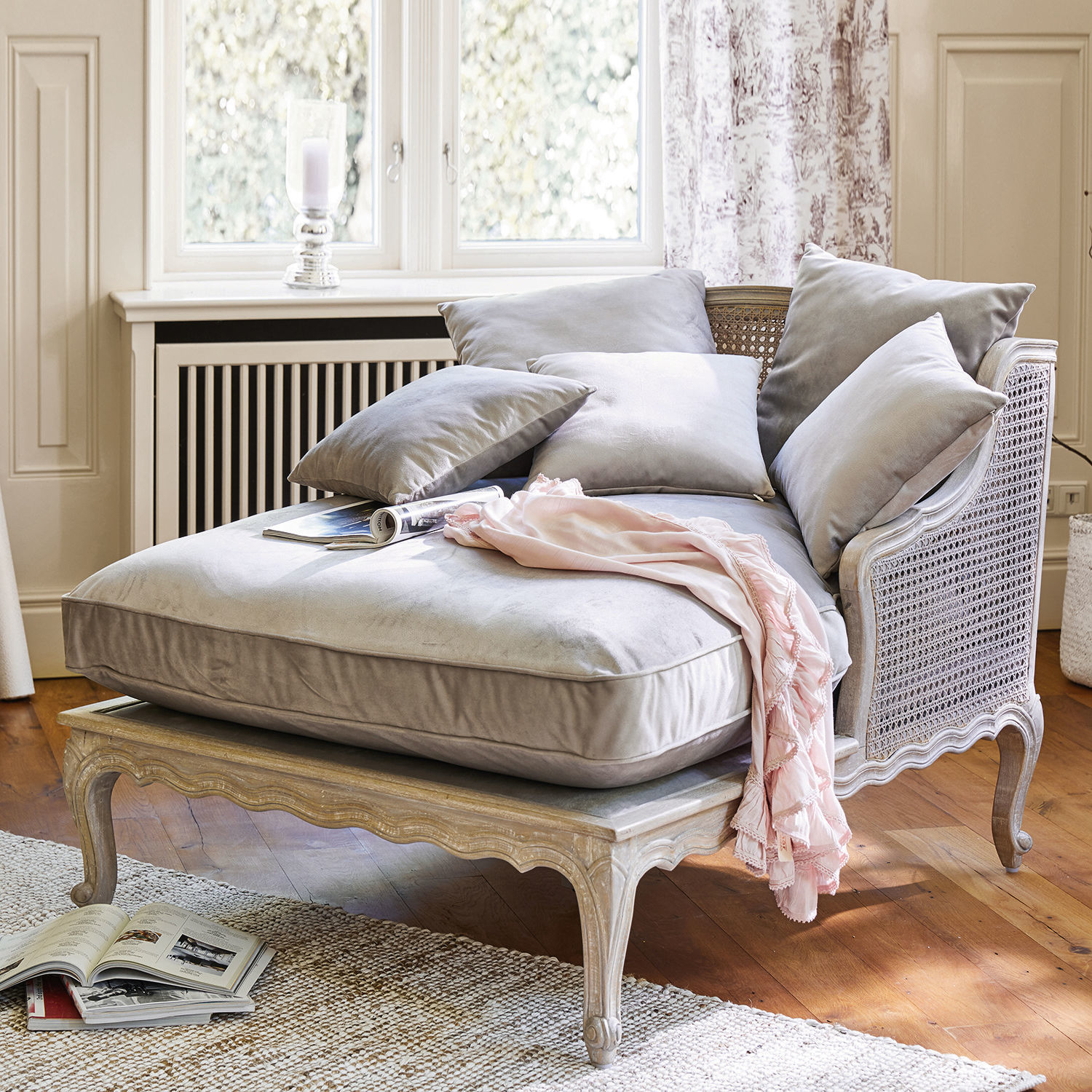 Fauteuil élégant en velours gris clair avec cadre en bois sculpté style vintage